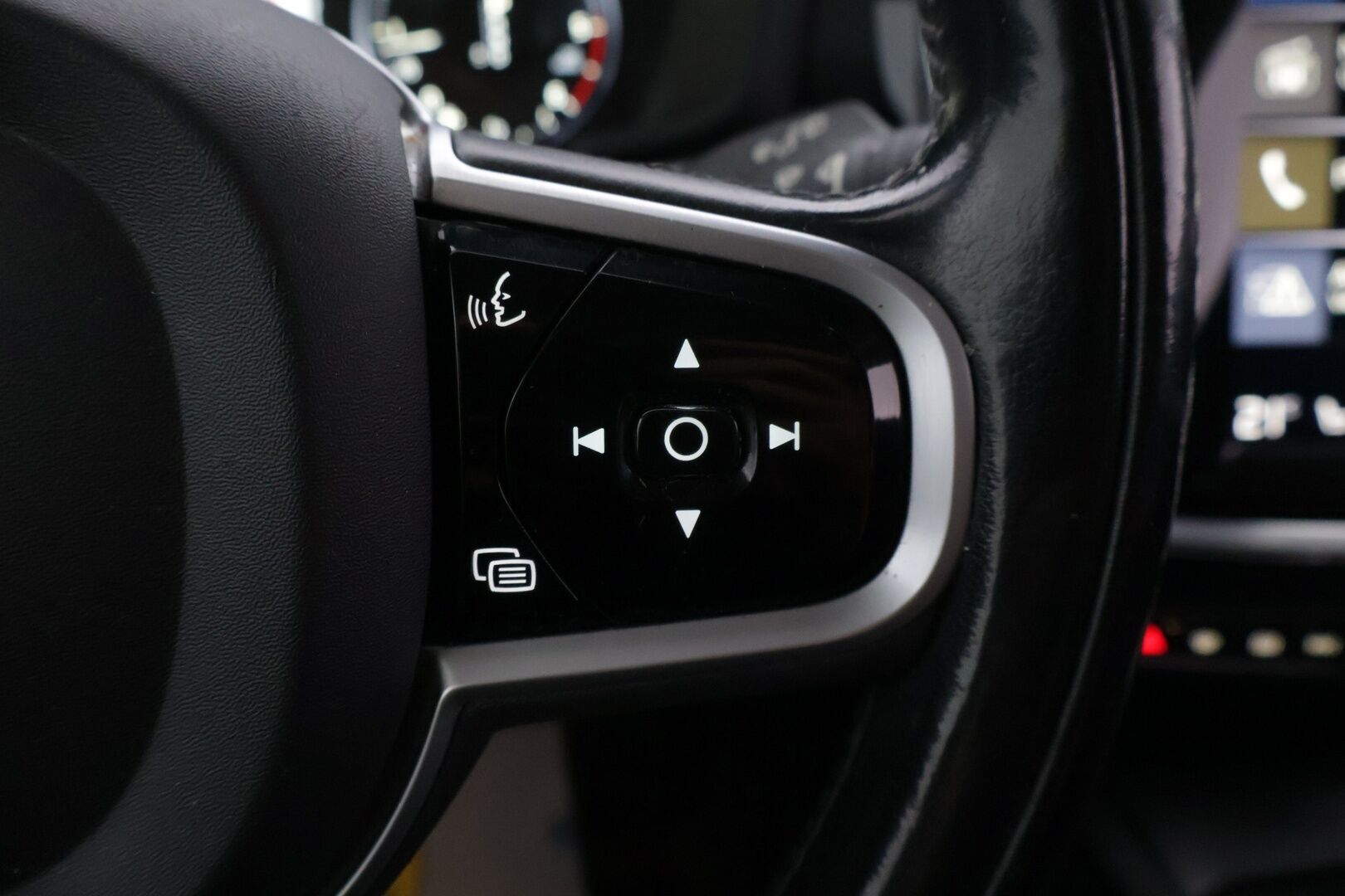 Volvo V60 2020 D4 AWD Momentum Advanced - | ACC | Webasto | Pilot Assist | Sähk. koukku | Ratinlämmitin | Puolinahat | Sähköinen takaluukku |