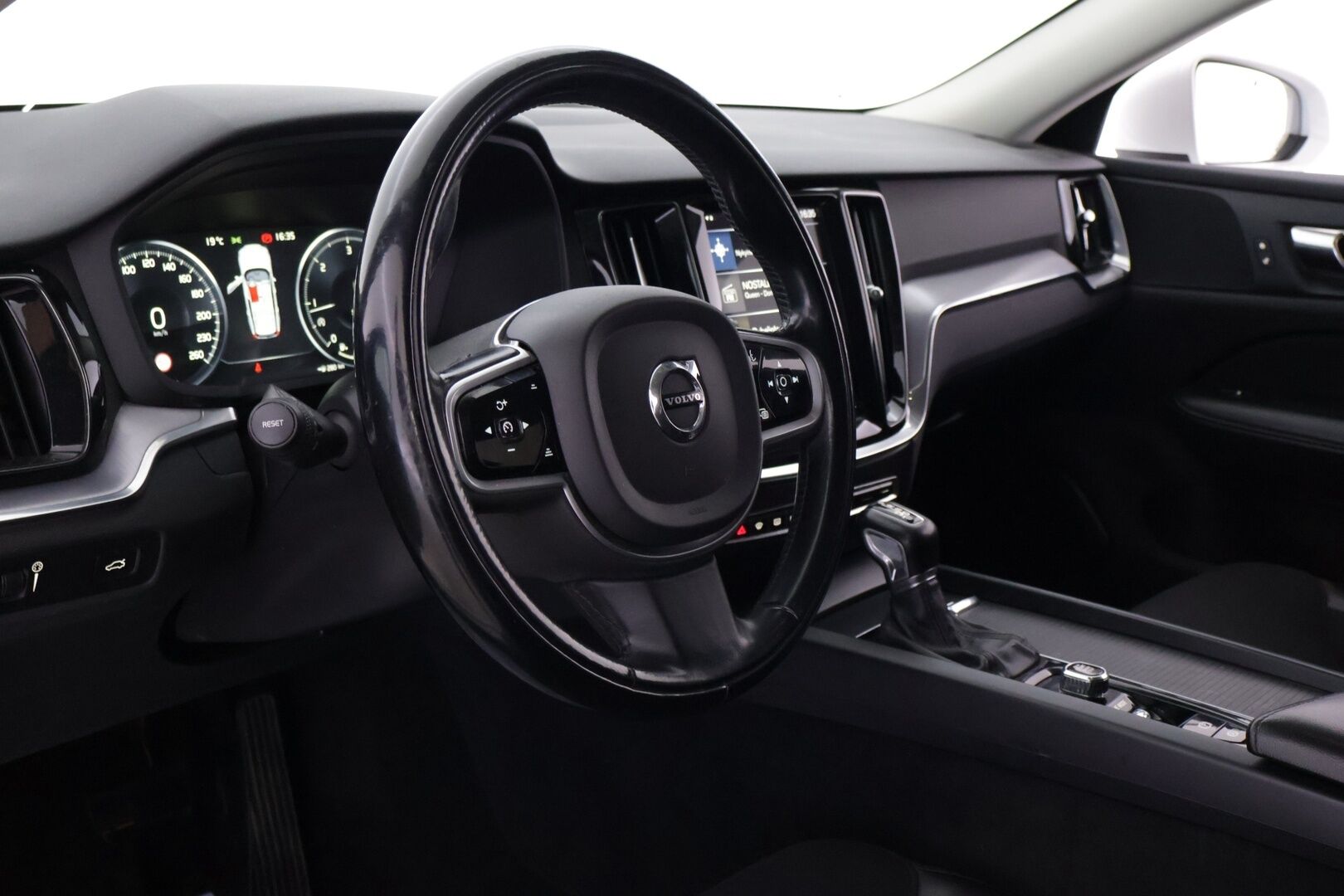 Volvo V60 2020 D4 AWD Momentum Advanced - | ACC | Webasto | Pilot Assist | Sähk. koukku | Ratinlämmitin | Puolinahat | Sähköinen takaluukku |