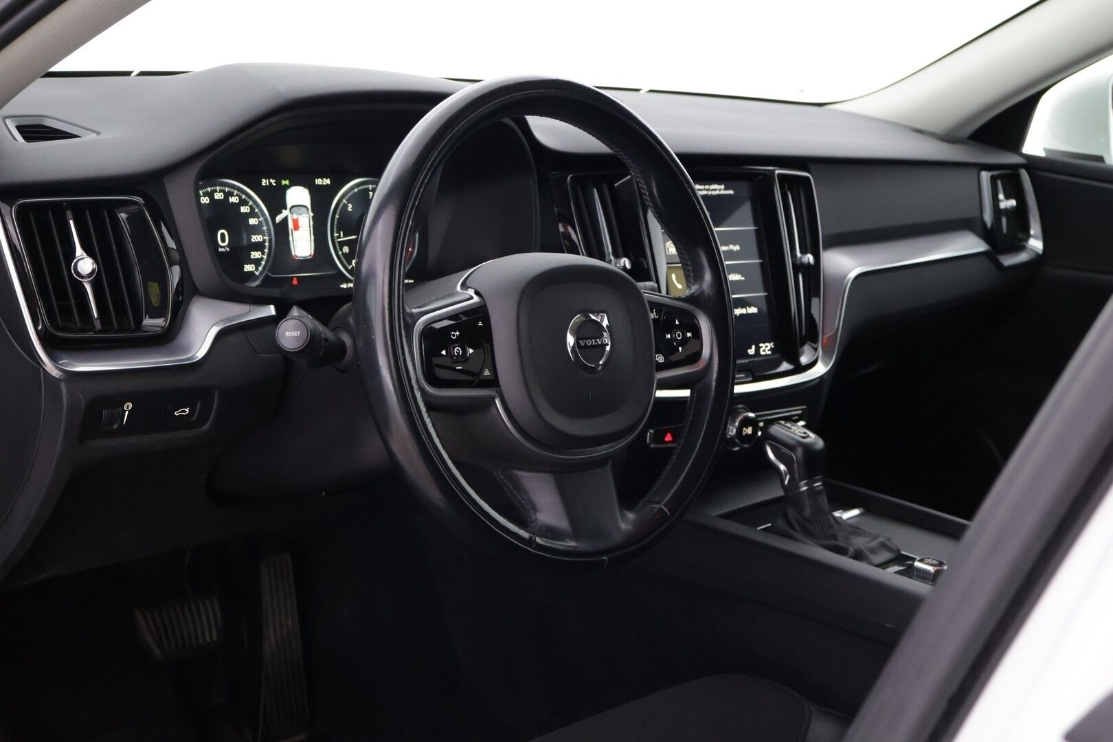 Volvo V60 2020 D4 AWD Momentum Advanced - | ACC | Webasto | Pilot Assist | Sähk. koukku | Ratinlämmitin | Puolinahat | Sähköinen takaluukku |
