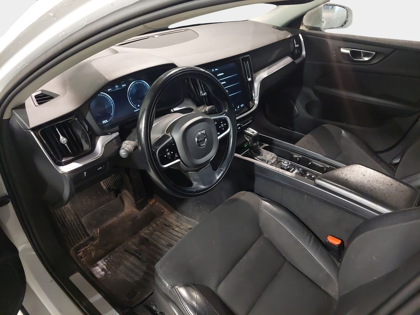 Volvo V60 2020 D4 AWD Momentum Advanced *ACC / Webasto / Pilot Assist / Sähk. koukku / Ratinlämmitin / Puolinahat* - 2x Renkaat ja vanteet / Hyvät nastarenkaat