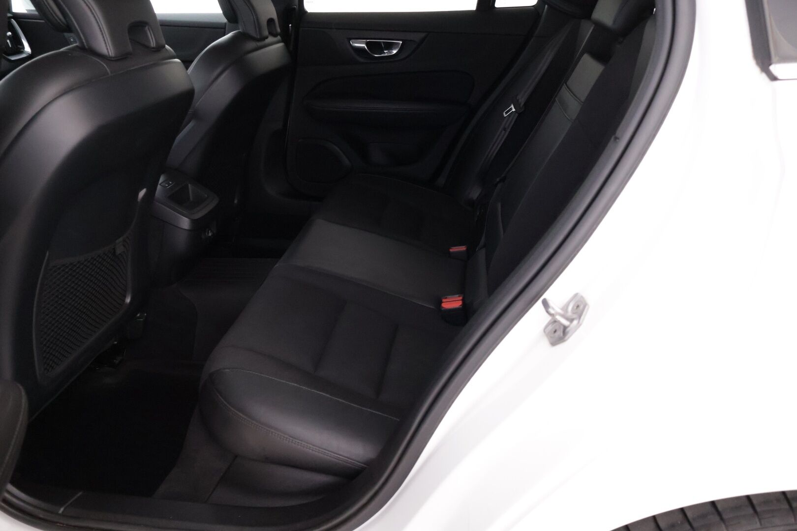 Volvo V60 2020 D4 AWD Momentum Advanced *ACC / Webasto / Pilot Assist / Sähk. koukku / Ratinlämmitin / Puolinahat* - Hyväkuntoiset kesä- ja talvirenkaat / Huippusiisti!