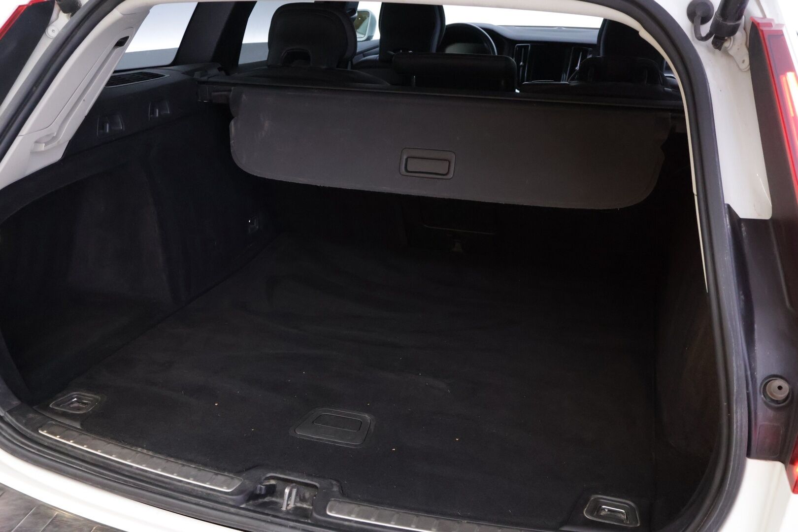 Volvo V60 2020 D4 AWD Momentum Advanced *ACC / Webasto / Pilot Assist / Sähk. koukku / Ratinlämmitin / Puolinahat* - Hyväkuntoiset kesä- ja talvirenkaat / Huippusiisti!