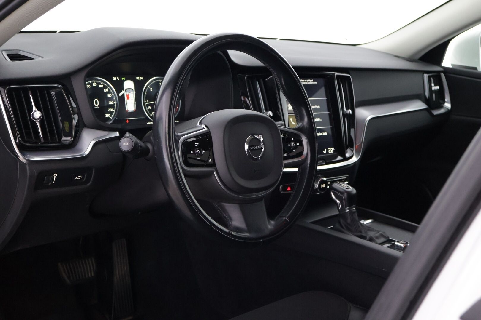 Volvo V60 2020 D4 AWD Momentum Advanced *ACC / Webasto / Pilot Assist / Sähk. koukku / Ratinlämmitin / Puolinahat* - 2x Renkaat ja vanteet / Hyvät nastarenkaat