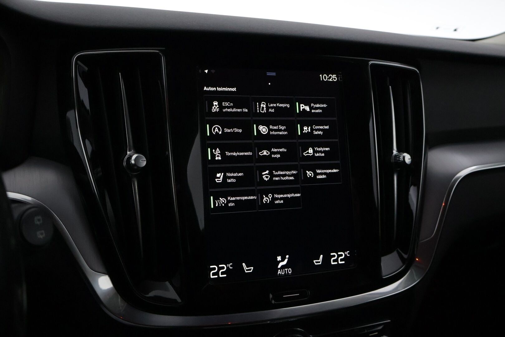 Volvo V60 2020 D4 AWD Momentum Advanced *ACC / Webasto / Pilot Assist / Sähk. koukku / Ratinlämmitin / Puolinahat* - 2x Renkaat ja vanteet / Hyvät nastarenkaat