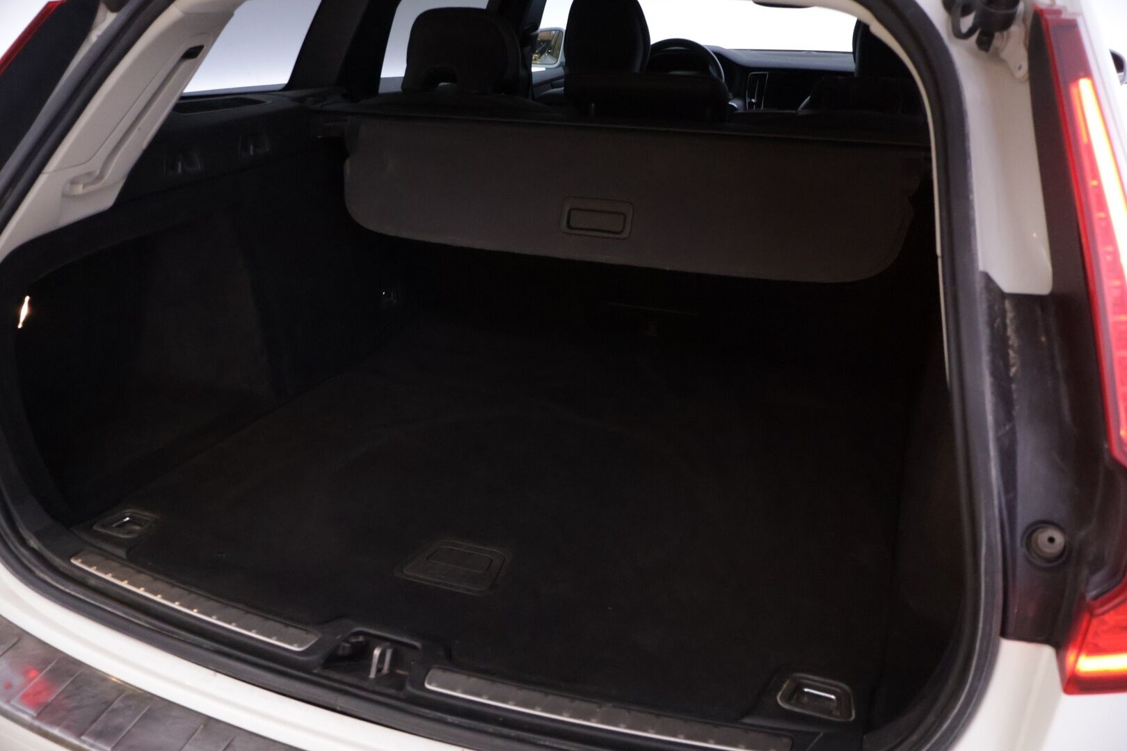 Volvo V60 2020 D4 AWD Momentum Advanced - | ACC | Webasto | Pilot Assist | Sähk. koukku | Ratinlämmitin | Puolinahat | Sähköinen takaluukku |