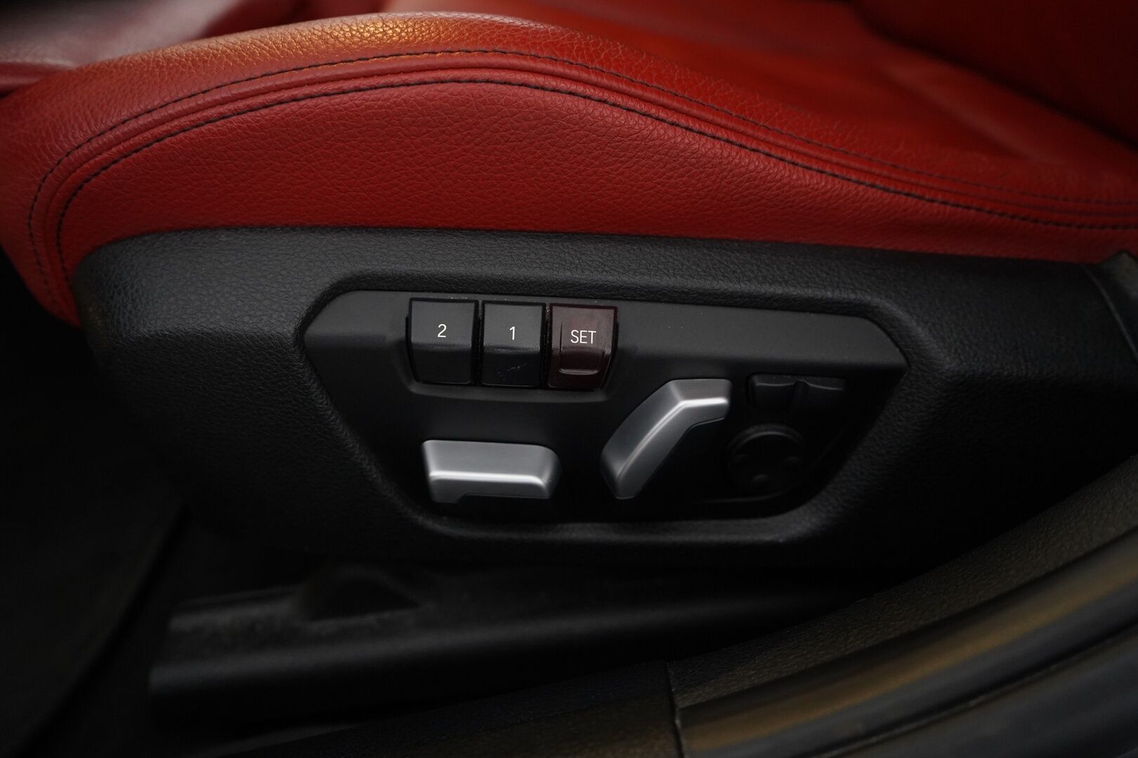 BMW 330 2017 F30 Sedan 330e A Business M Sport * Muistipenkki / Comfort Acces / Adaptive LED / Vakkari / Kamera - M sport / Dakota korall red nahkasisusta / Kahdet BMW vanteet