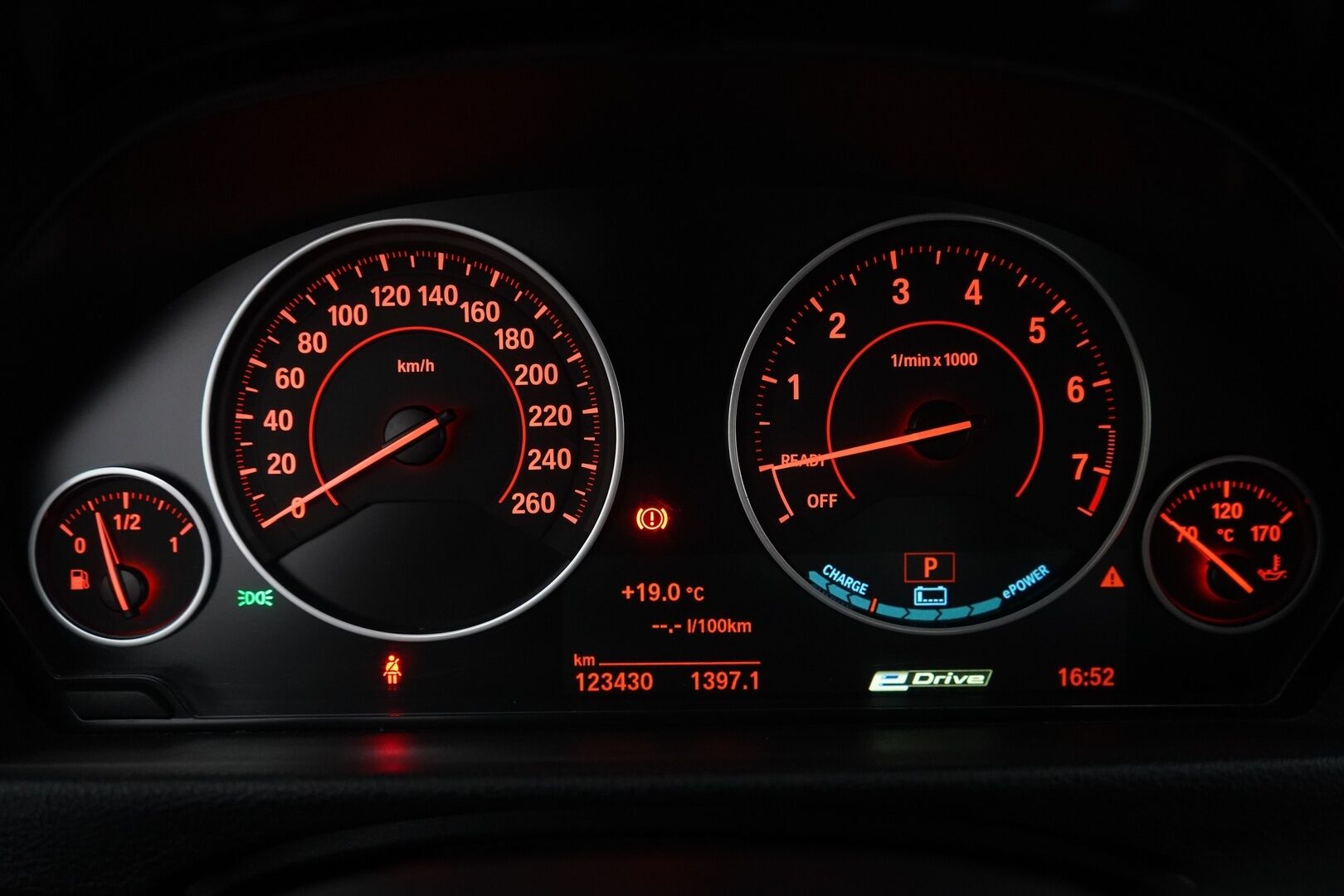 BMW 330 2017 F30 Sedan 330e A Business M Sport * Muistipenkki / Comfort Acces / Adaptive LED / Vakkari / Kamera - M sport / Dakota korall red nahkasisusta / Kahdet BMW vanteet