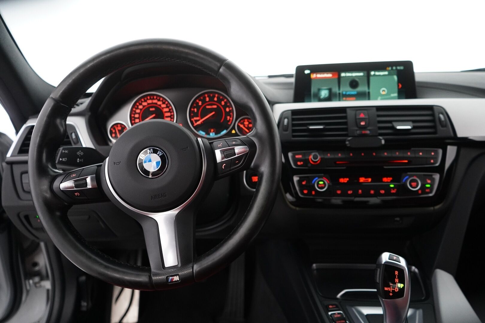 BMW 330 2017 F30 Sedan 330e A Business M Sport * Muistipenkki / Comfort Acces / Adaptive LED / Vakkari / Kamera - M sport / Dakota korall red nahkasisusta / Kahdet BMW vanteet