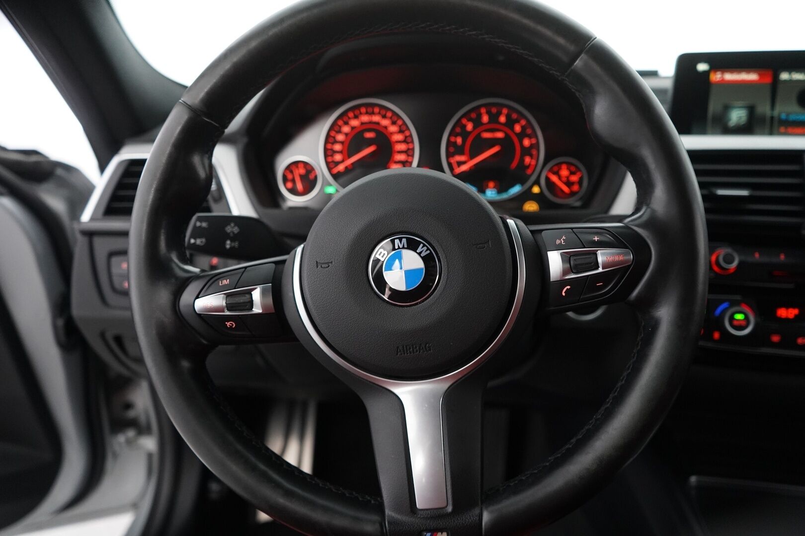 BMW 330 2017 F30 Sedan 330e A Business M Sport * Muistipenkki / Comfort Acces / Adaptive LED / Vakkari / Kamera - M sport / Dakota korall red nahkasisusta / Kahdet BMW vanteet