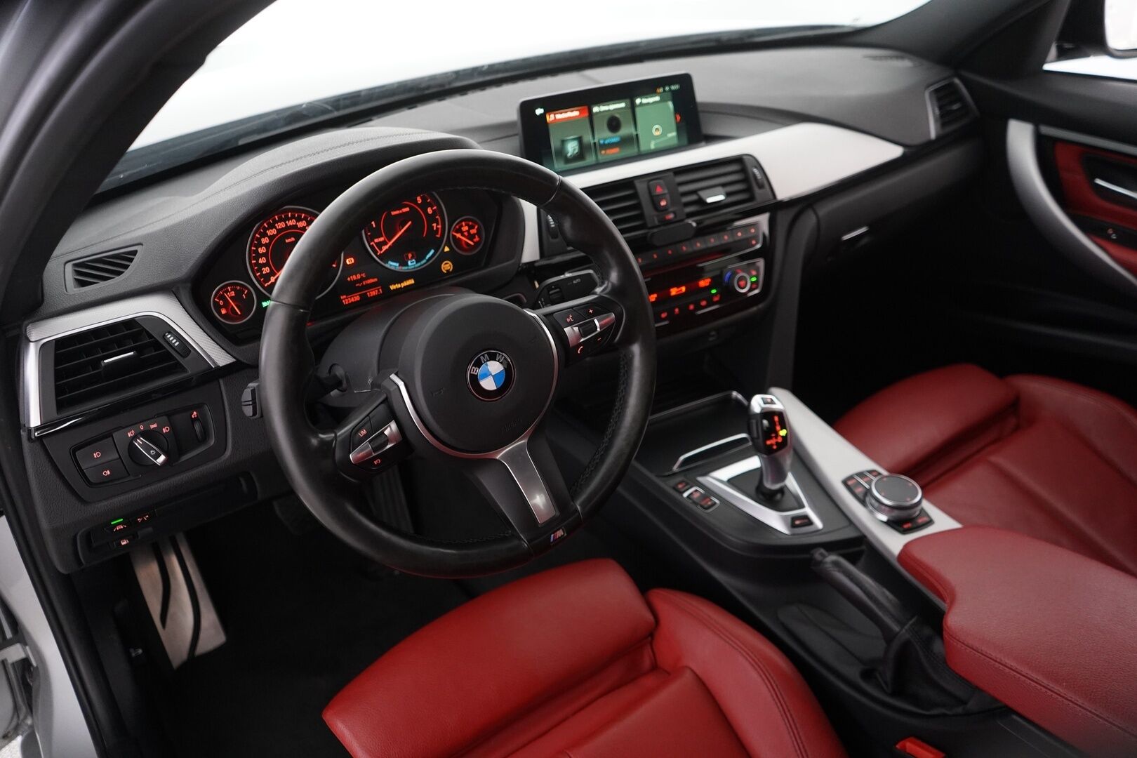 BMW 330 2017 F30 Sedan 330e A Business M Sport * Muistipenkki / Comfort Acces / Adaptive LED / Vakkari / Kamera - M sport / Dakota korall red nahkasisusta / Kahdet BMW vanteet