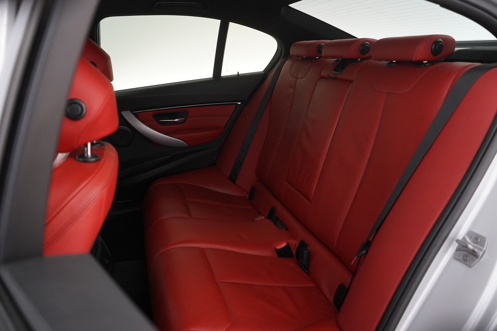 BMW 330 2017 F30 Sedan 330e A Business M Sport * Muistipenkki / Comfort Acces / Adaptive LED / Vakkari / Kamera - M sport / Dakota korall red nahkasisusta / Kahdet BMW vanteet