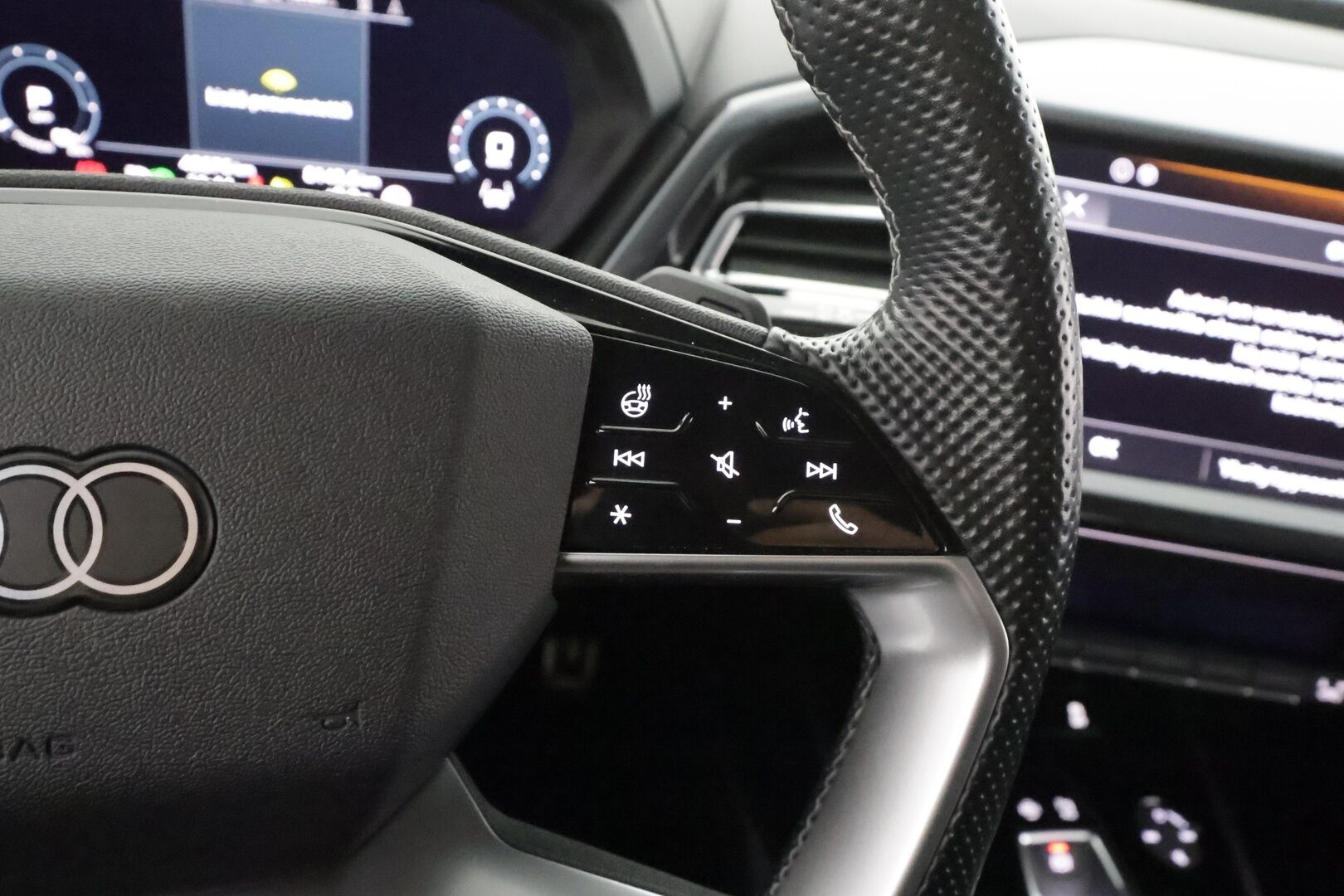 Audi Q4 e-tron 2022 S line 50 e-tron quattro * Sonos / ILP / ACC / Matrix-LED / P.Kamera / Sportpenkit / Navi / Kaistavahti * - 1-om Suomi-auto / Akku kuntotarkastettu /  2x Latauskaapelit / Kahdet renkaat aluvanteilla