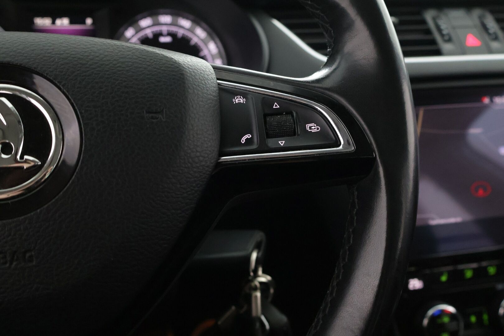 Skoda Octavia 2017 SCOUT *ACC / Navi / Koukku / Canton / P-kamera / Tutkat / Webasto* -  Navi / ACC / Kahdet Renkaat / Koukku / Webasto