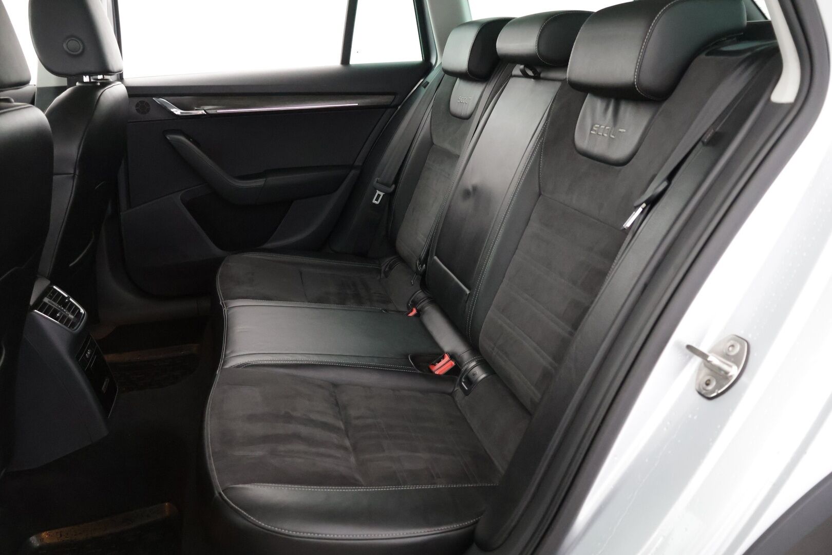 Skoda Octavia 2017 SCOUT *ACC / Navi / Koukku / Canton / P-kamera / Tutkat / Webasto* -  Navi / ACC / Kahdet Renkaat / Koukku / Webasto