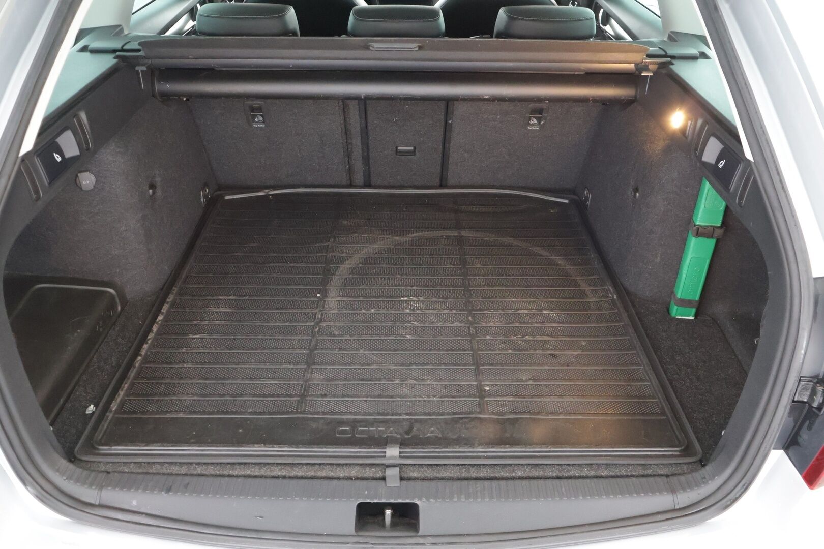 Skoda Octavia 2017 SCOUT *ACC / Navi / Koukku / Canton / P-kamera / Tutkat / Webasto* -  Navi / ACC / Kahdet Renkaat / Koukku / Webasto