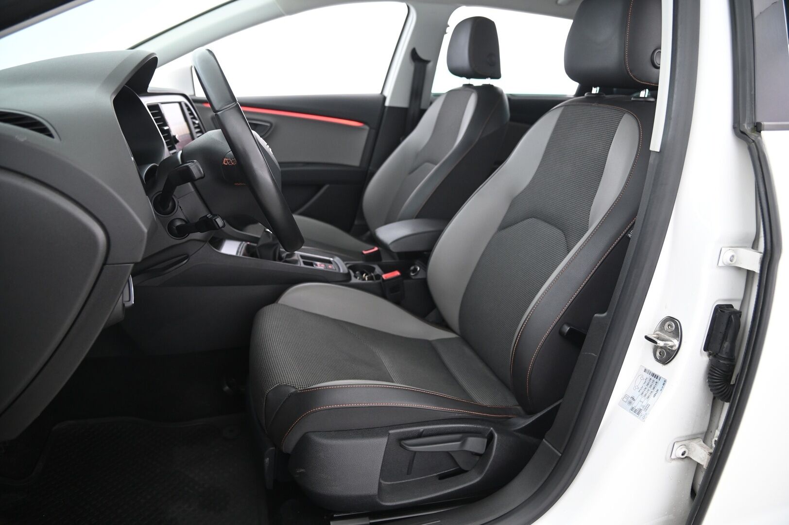 Seat Leon X-Perience 2017 LEON X-PERIENCE Farmari - ACC | P-kamera | Vetokoukku | Tutkat eteen ja taakse | Lohkolämmitin | Ambient valot - KORKO VAIN 3,99 %