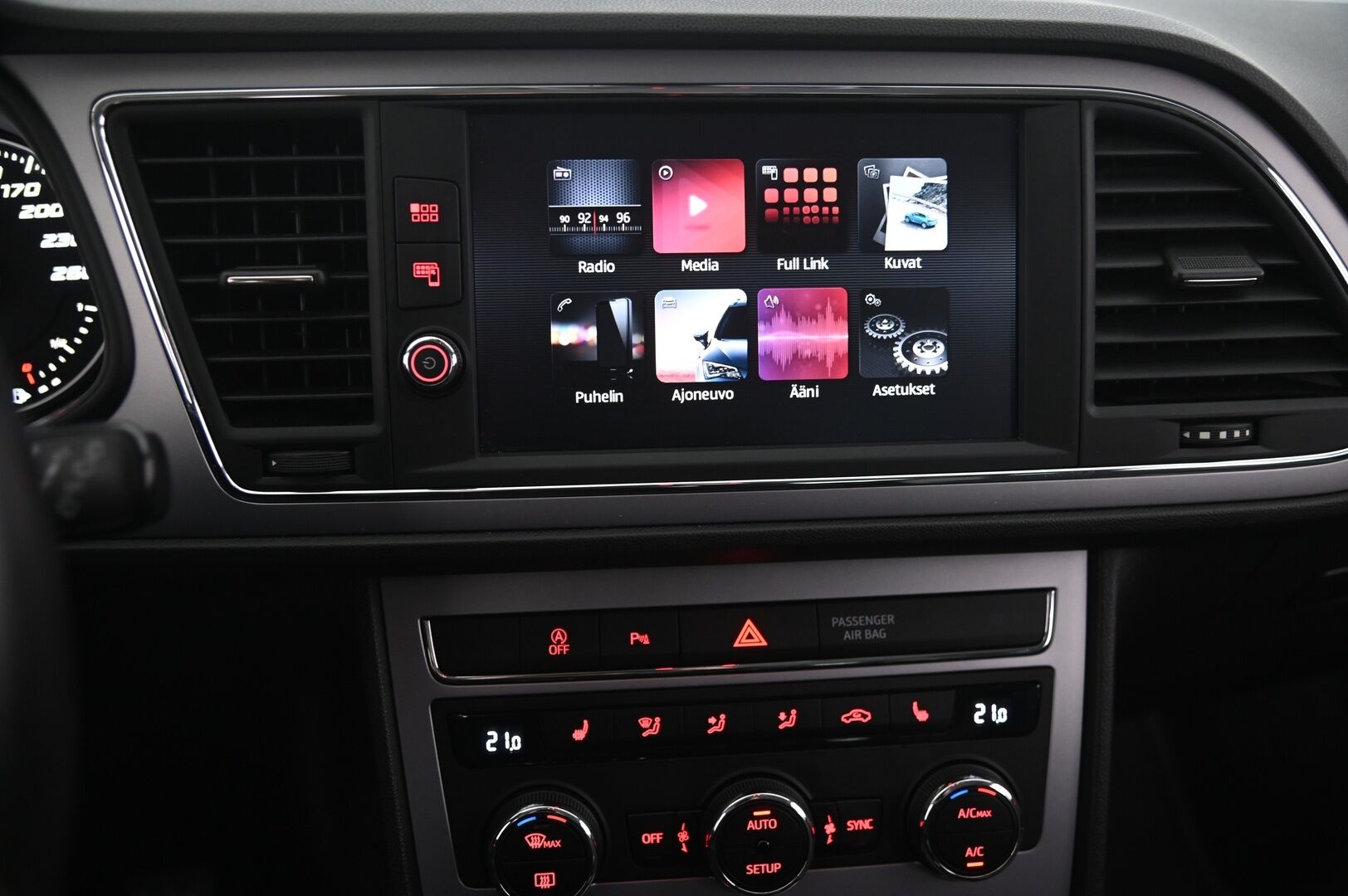 Seat Leon X-Perience 2017 LEON X-PERIENCE Farmari - ACC | P-kamera | Vetokoukku | Tutkat eteen ja taakse | Lohkolämmitin | Ambient valot - KORKO VAIN 3,99 %