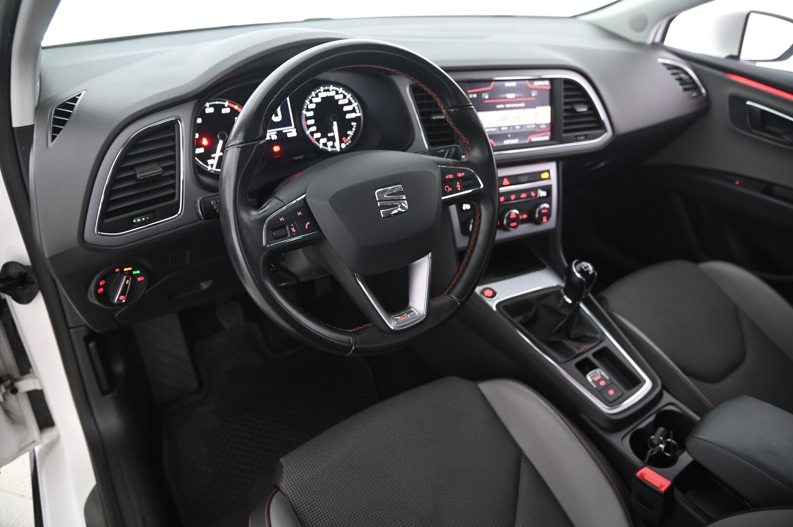 Seat Leon X-Perience 2017 LEON X-PERIENCE Farmari - ACC | P-kamera | Vetokoukku | Tutkat eteen ja taakse | Lohkolämmitin | Ambient valot - KORKO VAIN 3,99 %