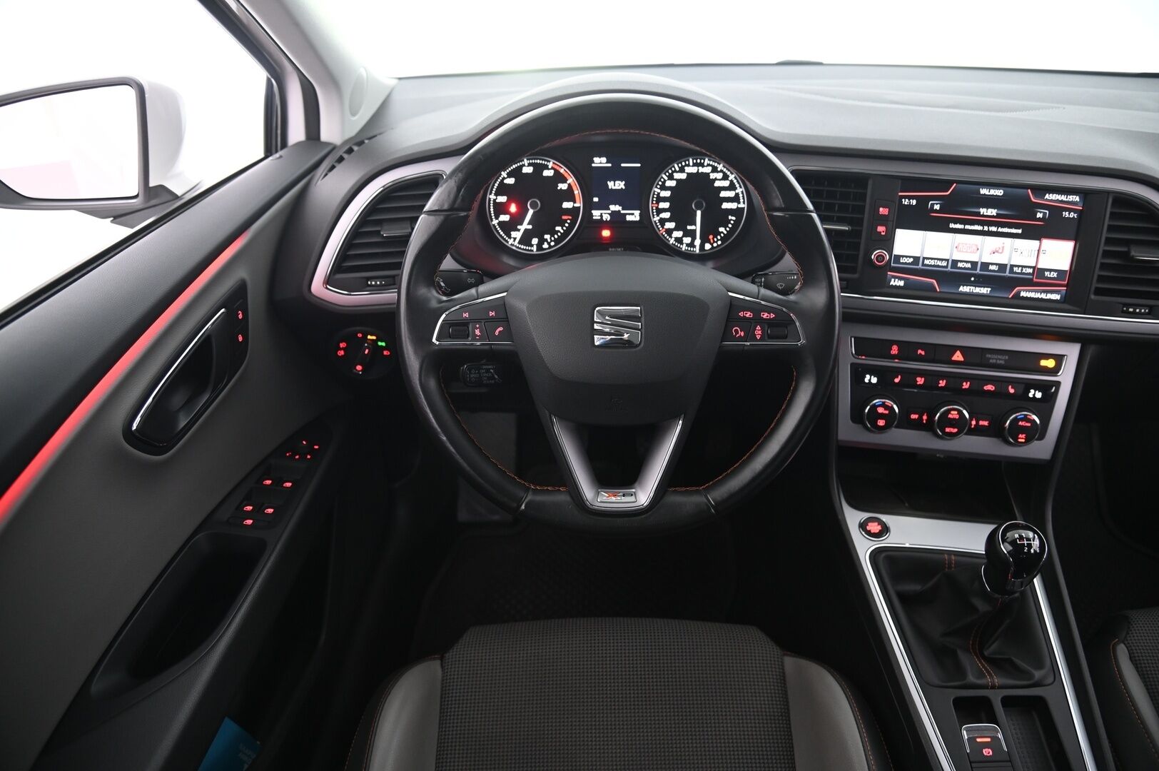 Seat Leon X-Perience 2017 LEON X-PERIENCE Farmari - ACC | P-kamera | Vetokoukku | Tutkat eteen ja taakse | Lohkolämmitin | Ambient valot - KORKO VAIN 3,99 %