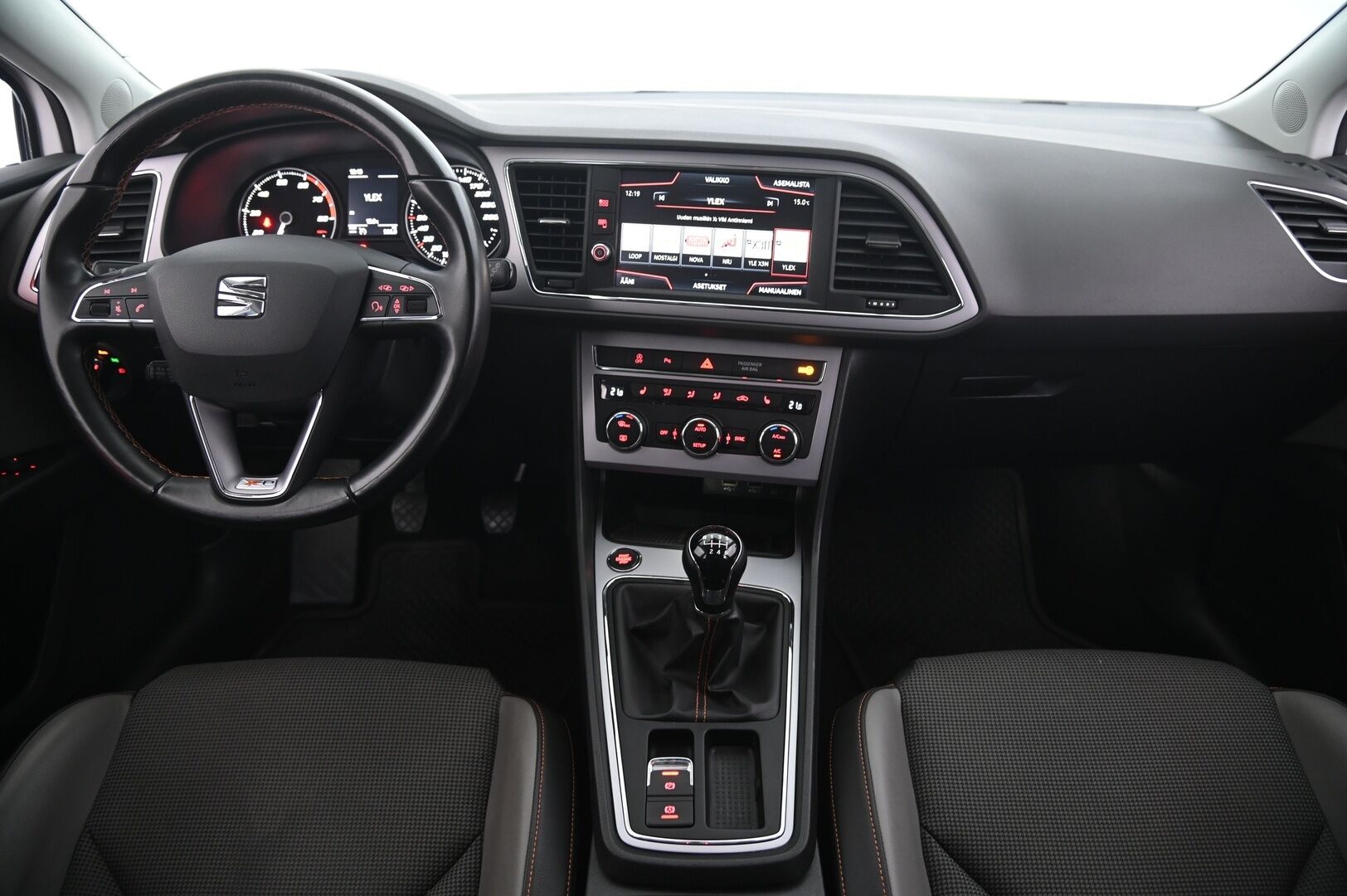 Seat Leon X-Perience 2017 LEON X-PERIENCE Farmari - ACC | P-kamera | Vetokoukku | Tutkat eteen ja taakse | Lohkolämmitin | Ambient valot - KORKO VAIN 3,99 %