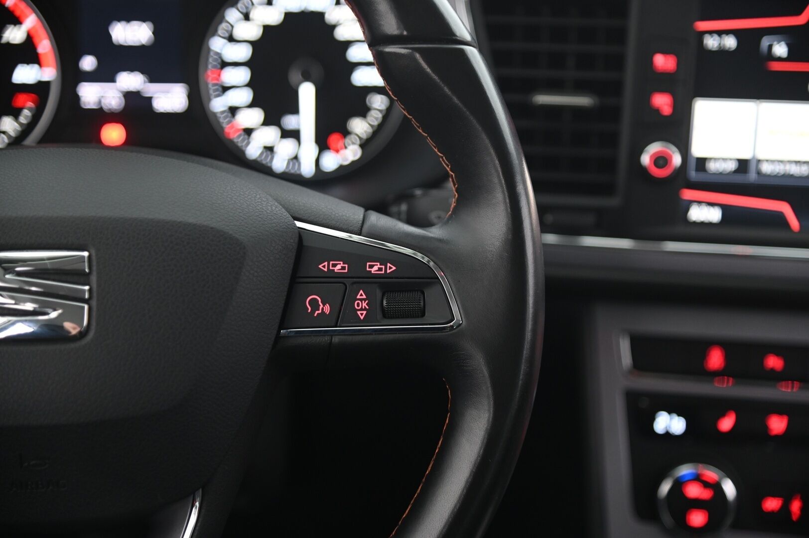 Seat Leon X-Perience 2017 LEON X-PERIENCE Farmari - ACC | P-kamera | Vetokoukku | Tutkat eteen ja taakse | Lohkolämmitin | Ambient valot - KORKO VAIN 3,99 %