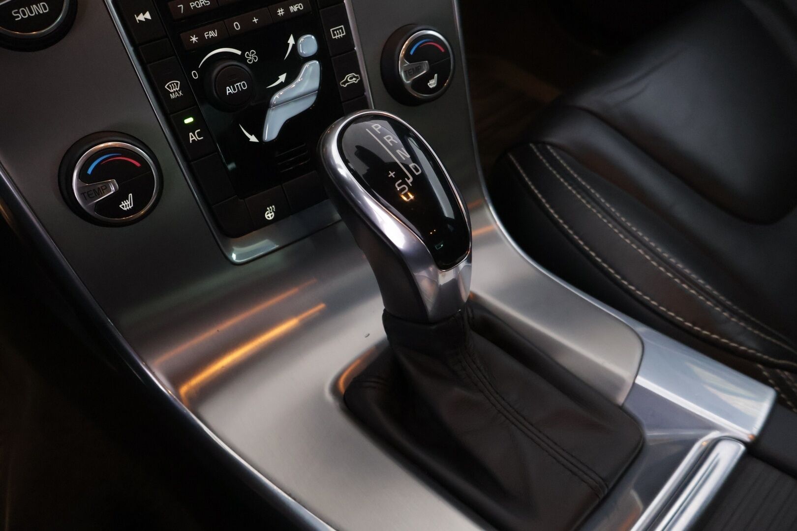 Volvo S60 2014 D5 AWD Edition Summum aut - * Webasto | Vakionopeudensäädin | Keyless | Muistipenkki | Koukku | Xenon *