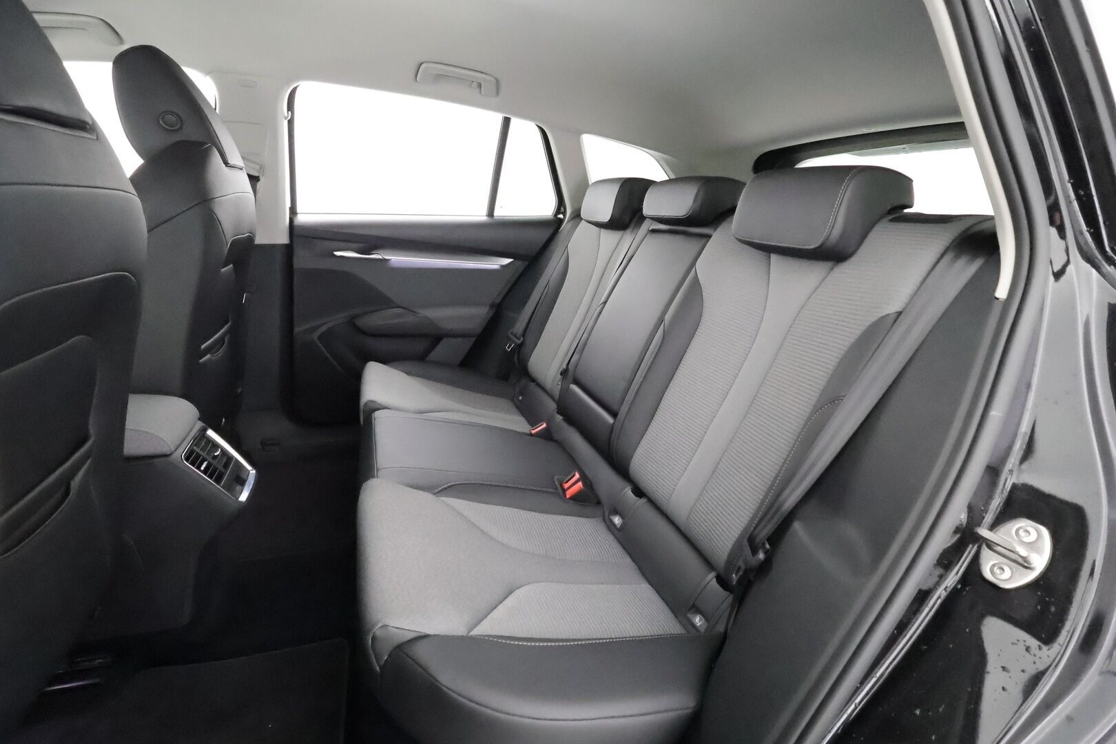 Skoda Enyaq 2022 80x 4x4 iV - | ACC | Koukku | ILP | LED | P.Kamera | Puolinahat | Ratinlämmitys | Keyless | Apple&Android | 1.Om Suomi-auto | Merkkihuollettu | Kahdet Renkaat |