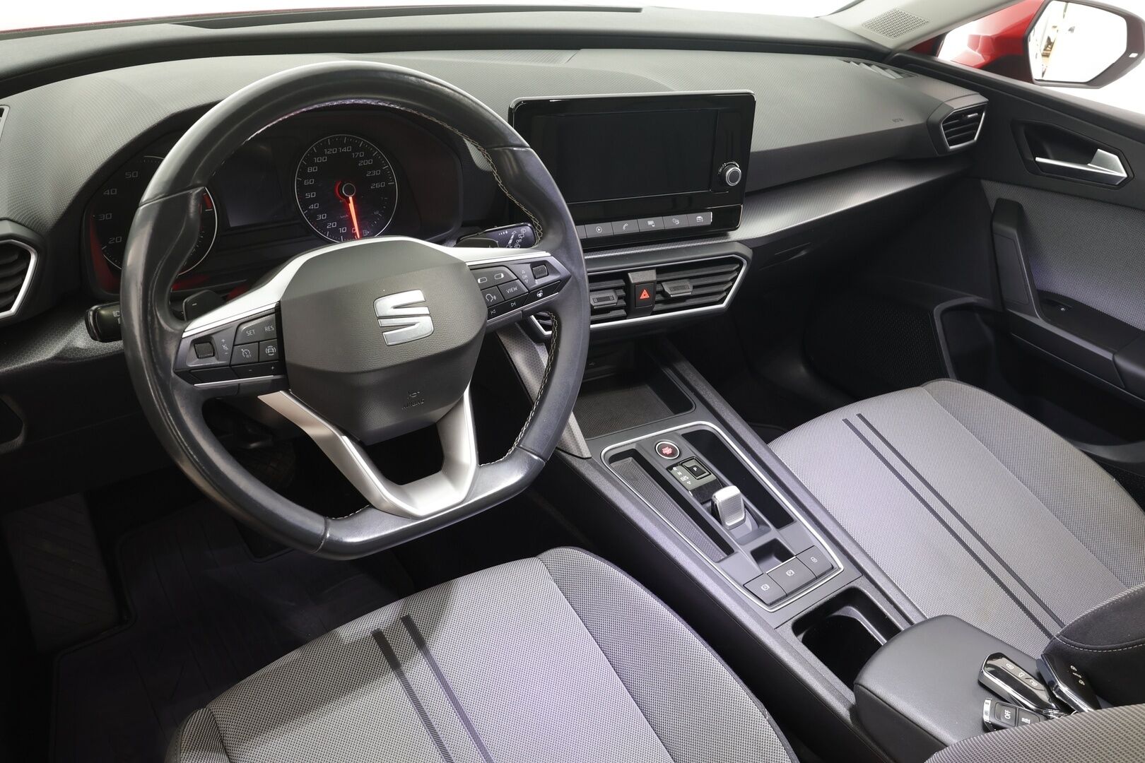 Seat LEON SPORTSTOURER 2023 1,0 eTSI 110 Hybrid Style DSG * Webasto / Koukku / LED / P.Tutkat / Kaistavahti * - 1-om Suomi-auto / Kahdet renkaat aluvanteilla / Merkkihuollot