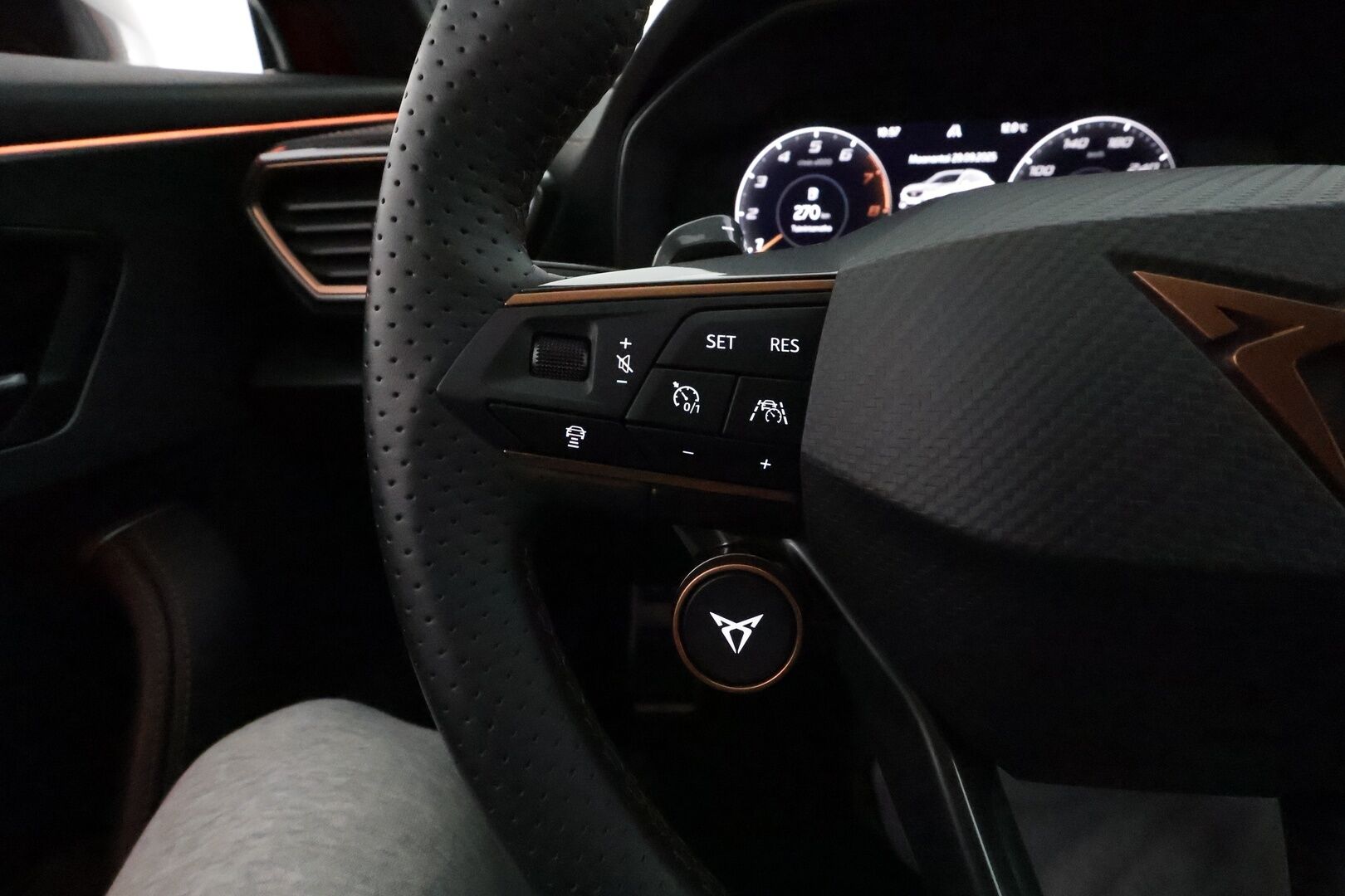 Cupra Formentor 2022 VZ 2,0 TSI 228 kW 4Drive DSG *ACC / P.kamera / LED / Navi / Beats / Digimittaristo / KeylessGo / Sporttipenkit / Lohkolämmitin* - 1.Om Suomi-auto / Kahdet renkaat aluvanteilla