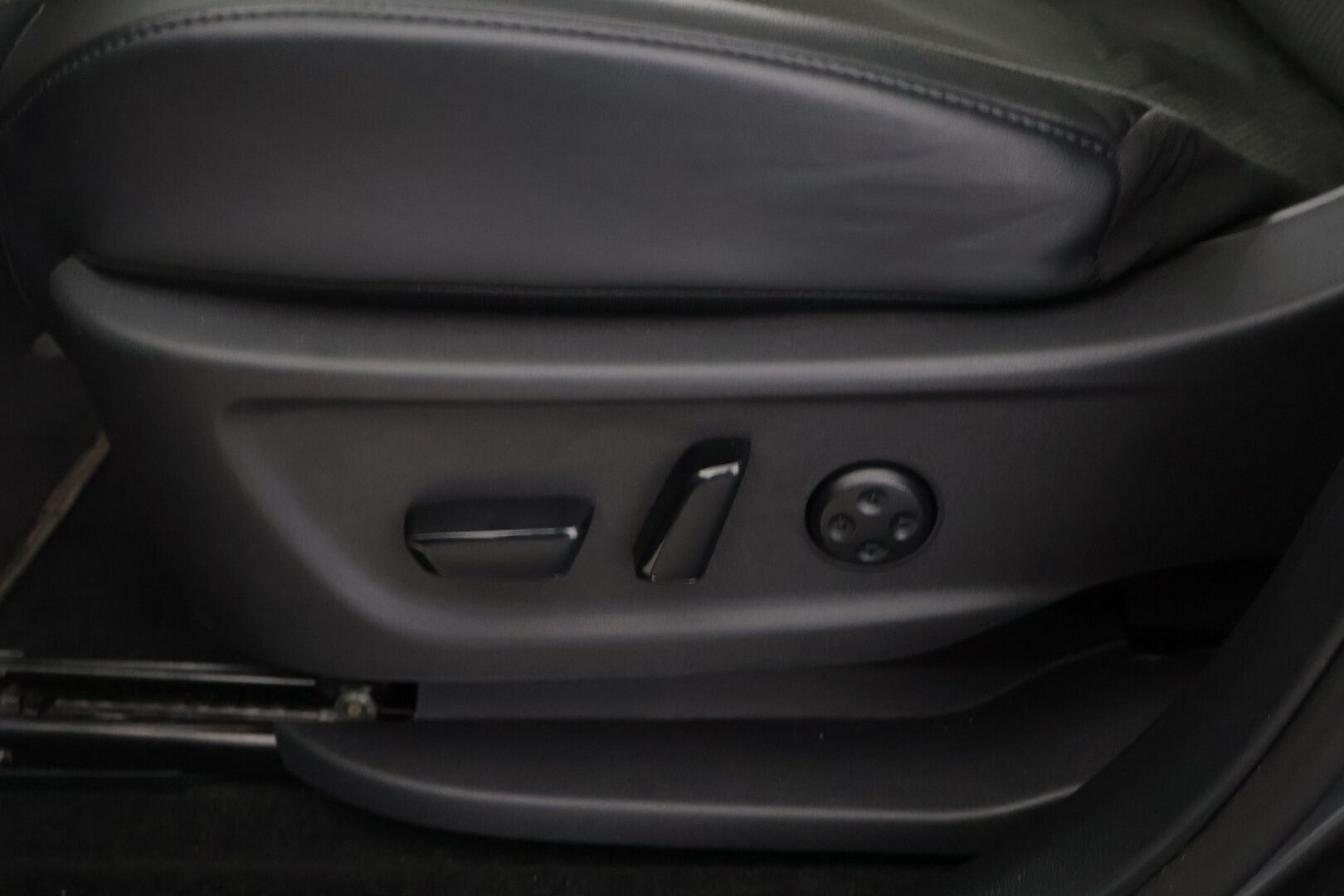 Nissan Ariya 2022 87kWh Evolve - Adapt. Vakkari / HUD / Panorama / Bose / 360° Kamera / Ilmastoidut Muistipenkit / Koukku / KeylessGo / Kaistavahti / Ratinlämmitin - KORKO VAIN 3,99 %