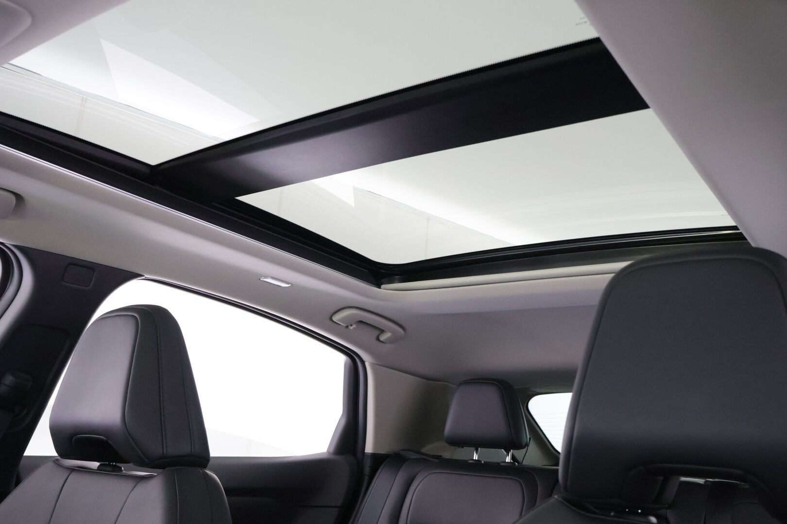 Nissan Ariya 2022 87kWh Evolve - Adapt. Vakkari / HUD / Panorama / Bose / 360° Kamera / Ilmastoidut Muistipenkit / Koukku / KeylessGo / Kaistavahti / Ratinlämmitin - KORKO VAIN 3,99 %