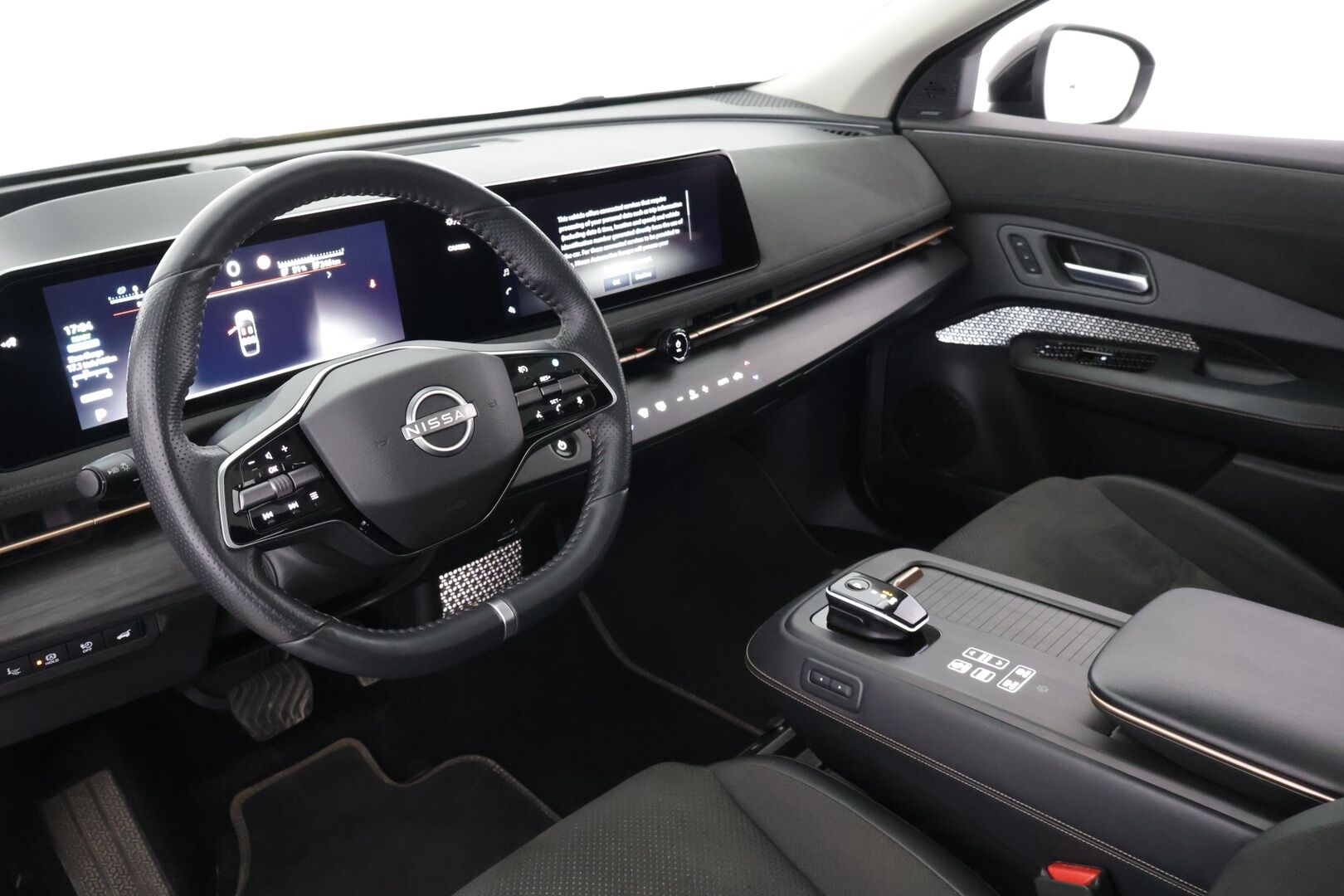 Nissan Ariya 2022 87kWh Evolve - Adapt. Vakkari / HUD / Panorama / Bose / 360° Kamera / Ilmastoidut Muistipenkit / Koukku / KeylessGo / Kaistavahti / Ratinlämmitin - KORKO VAIN 3,99 %