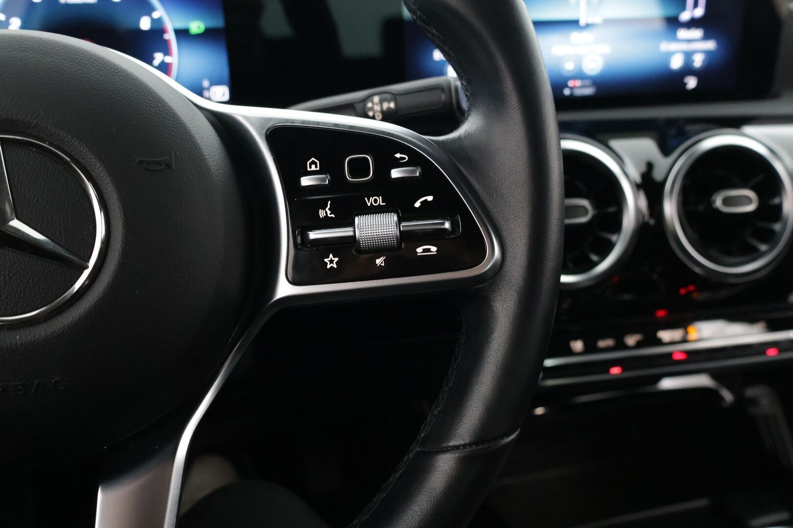 Mercedes-Benz A 2022 180 A Suomi Edition / Digimittari / Kaistavahti / P- Kamera / LED - Vakkari / Suomi-auto / Bluetooth / Puolnahka penkit / - HULLU BLACKWEEK KORKOTARJOUS 2,49%