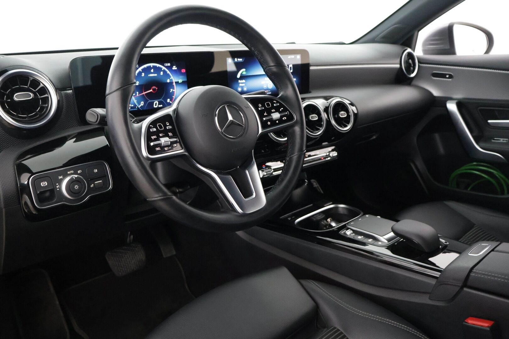 Mercedes-Benz A 2022 180 A Suomi Edition *Widescreen / Lohko /  P.Kamera / LED / Sporttipenkit / Kaistavahti* - *Vakkari / Suomi-auto / Puolinahat / 2x Renkaat ja vanteet!*