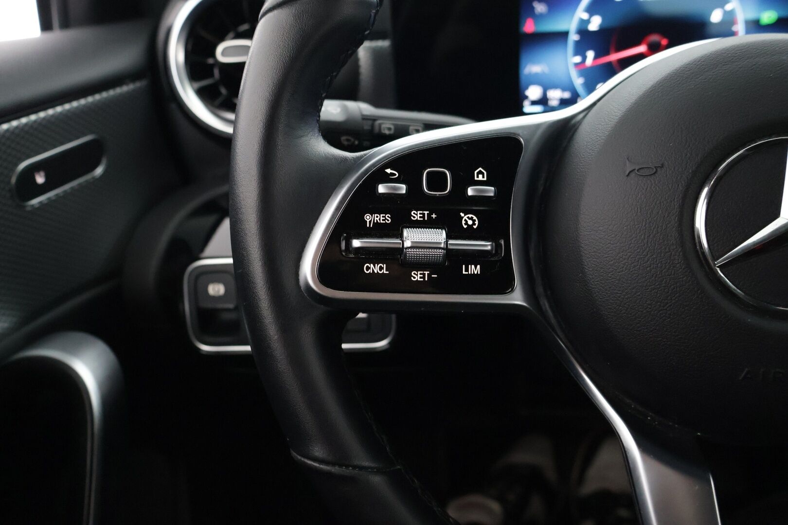 Mercedes-Benz A 2022 180 A Suomi Edition *Widescreen / Lohko /  P.Kamera / LED / Sporttipenkit / Kaistavahti* - *Vakkari / Suomi-auto / Puolinahat / 2x Renkaat ja vanteet!*