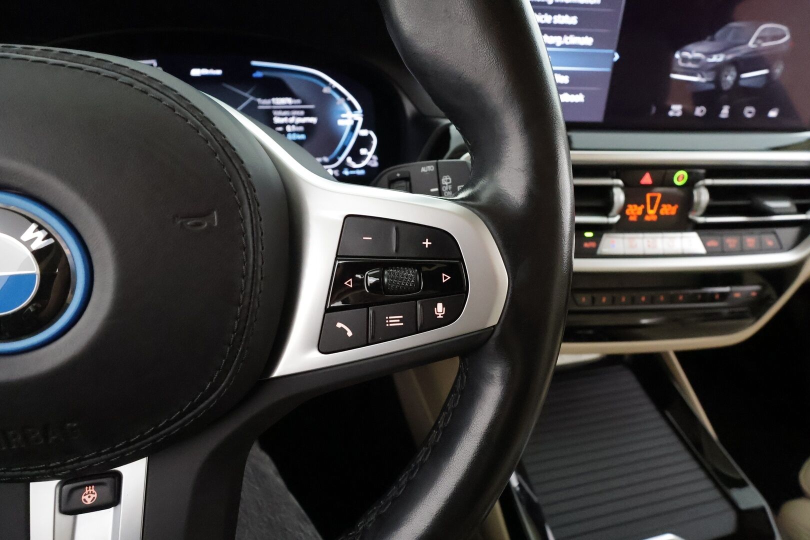 BMW X3 2023 G01 xDrive 30e A Charged Edition * Vakkari / P.kamera / Koukku / Hifi / Sporttinahat / Sähköluukku / LED / Navi * - 1.Om Suomi-auto / Akku kuntotarkastettu SoH 91,3% / Kahdet renkaat aluvanteilla 