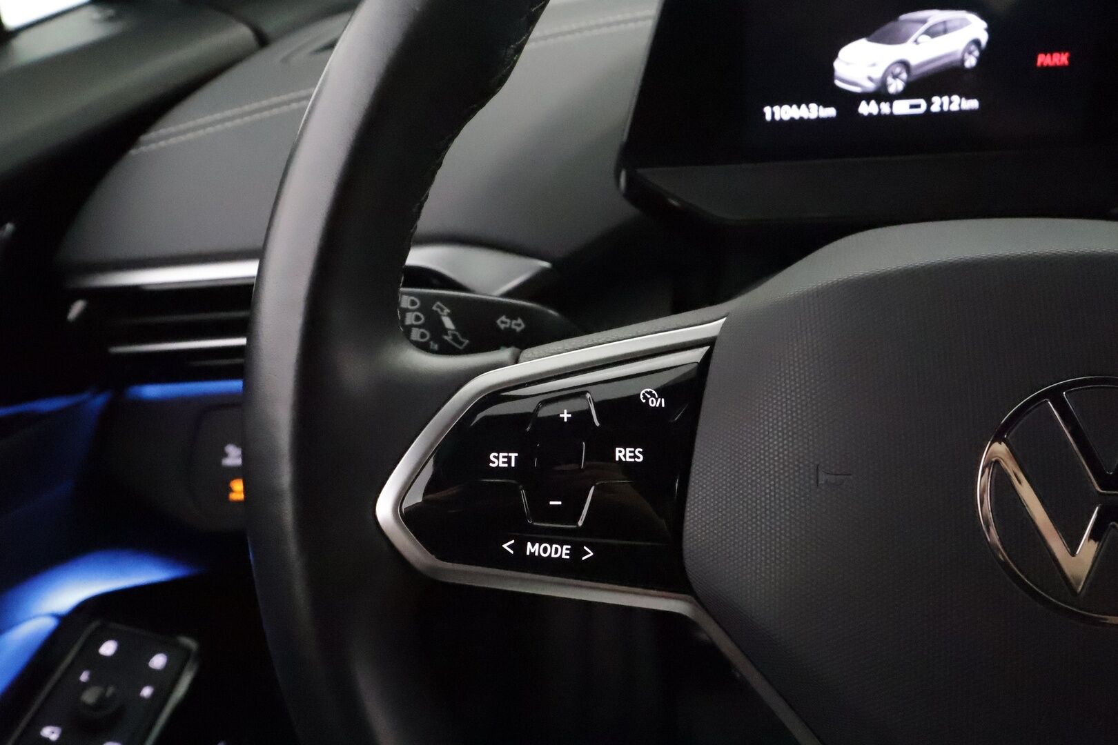 Volkswagen ID.4 2023 Pro Performance 150 kW **Lämpöpumppu / Koukku / Adapt.Vakkari / Matrix-LED / 360° / Hierovat Sportpenkit Muistilla** - 1-om Suomi-auto / Kahdet Renkaat