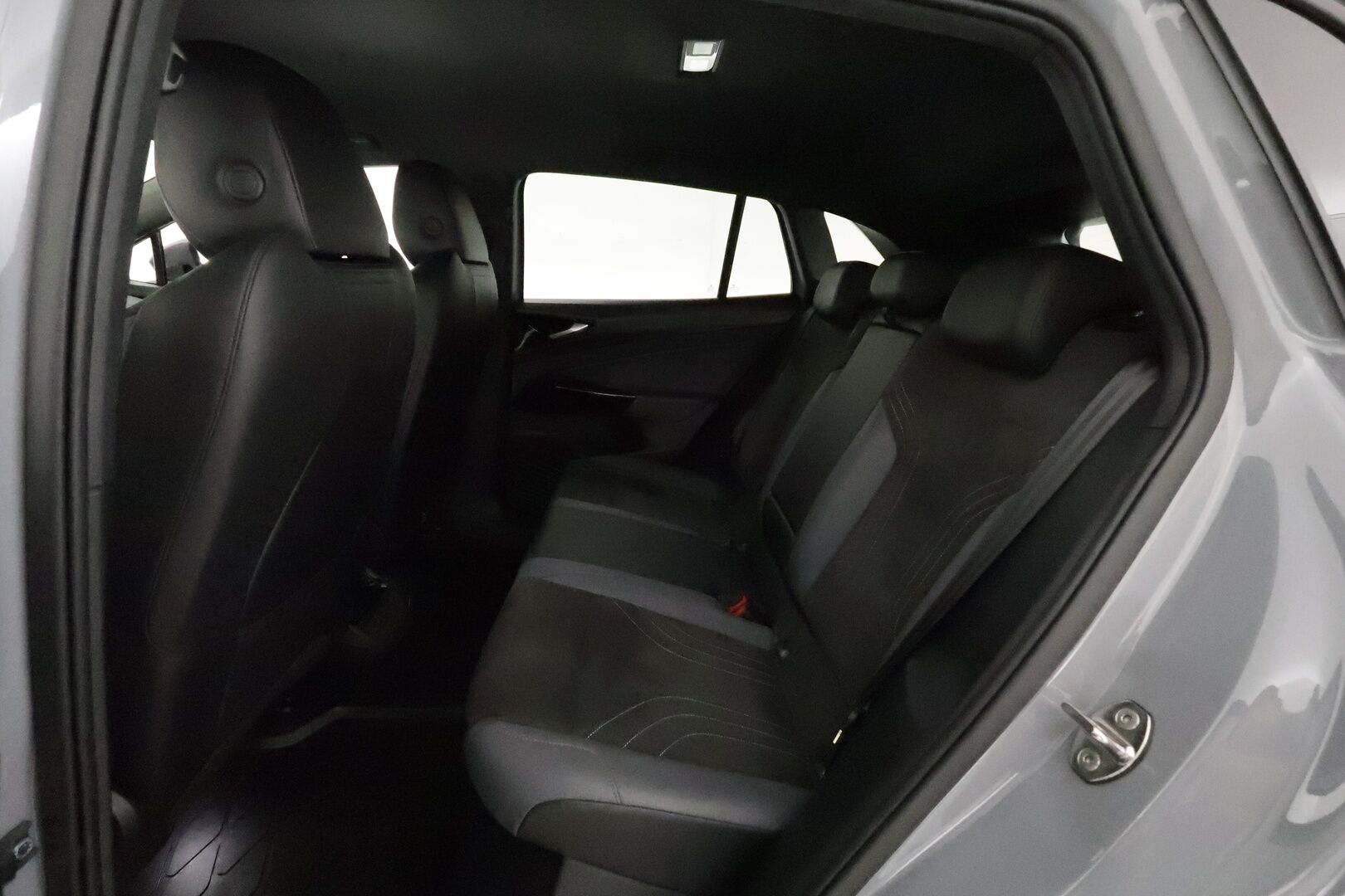 Volkswagen ID.4 2023 Pro Performance 150 kW **Lämpöpumppu / Koukku / Adapt.Vakkari / Matrix-LED / 360° / Hierovat Sportpenkit Muistilla** - 1-om Suomi-auto / Kahdet Renkaat