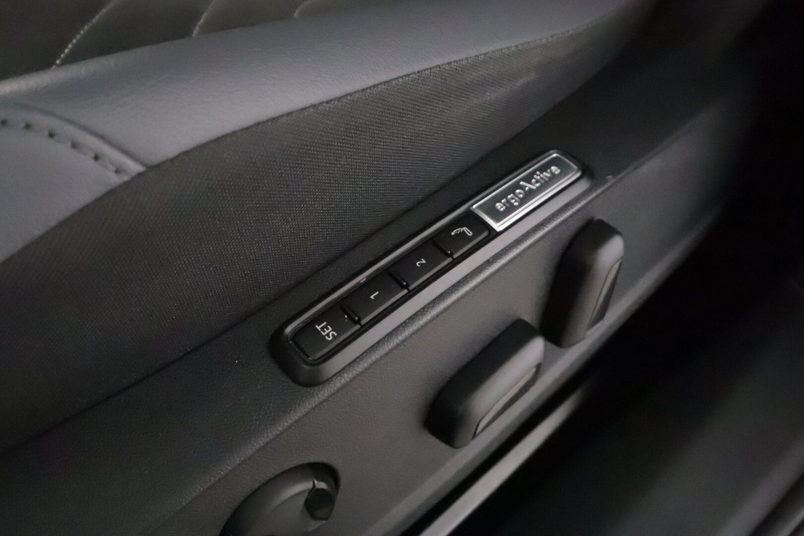 Volkswagen ID.4 2023 Pro Performance 150 kW **Lämpöpumppu / Koukku / Adapt.Vakkari / Matrix-LED / 360° / Hierovat Sportpenkit Muistilla** - 1-om Suomi-auto / Kahdet Renkaat