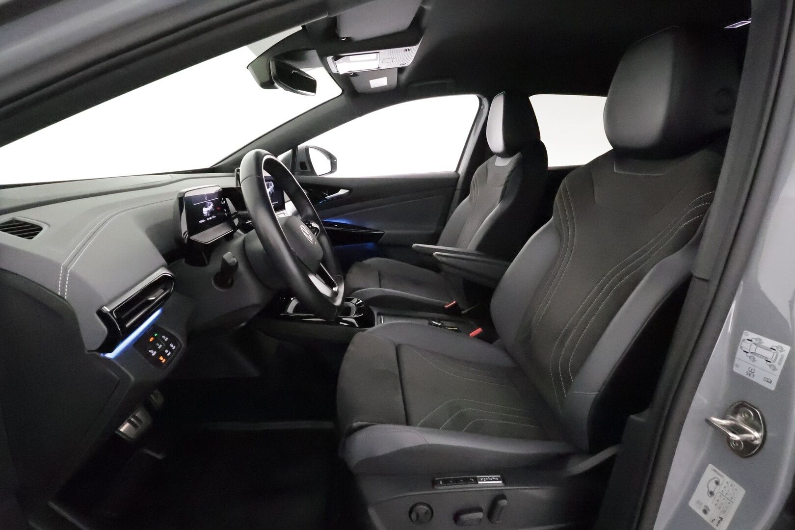 Volkswagen ID.4 2023 Pro Performance 150 kW **Lämpöpumppu / Koukku / Adapt.Vakkari / Matrix-LED / 360° / Hierovat Sportpenkit Muistilla** - 1-om Suomi-auto / Kahdet Renkaat