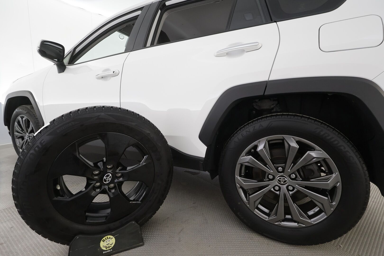 Toyota RAV4 2022 2,5 Hybrid AWD-i Premium - | ACC | Koukku | Lohko+Sisä | P.Kamera | Muistipenkki | LED | Nahat | Sähköluukku | Ratinlämmitin | Apple&Android | Keyless | ALV | Kahdet renkaat aluvanteilla | 