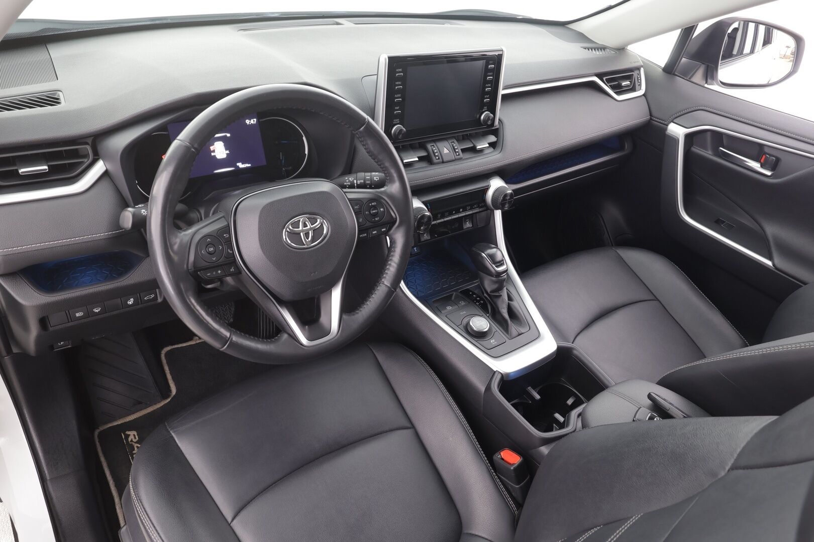 Toyota RAV4 2022 2,5 Hybrid AWD-i Premium - | ACC | Koukku | Lohko+Sisä | P.Kamera | Muistipenkki | LED | Nahat | Sähköluukku | Ratinlämmitin | Apple&Android | Keyless | ALV | Kahdet renkaat aluvanteilla | 