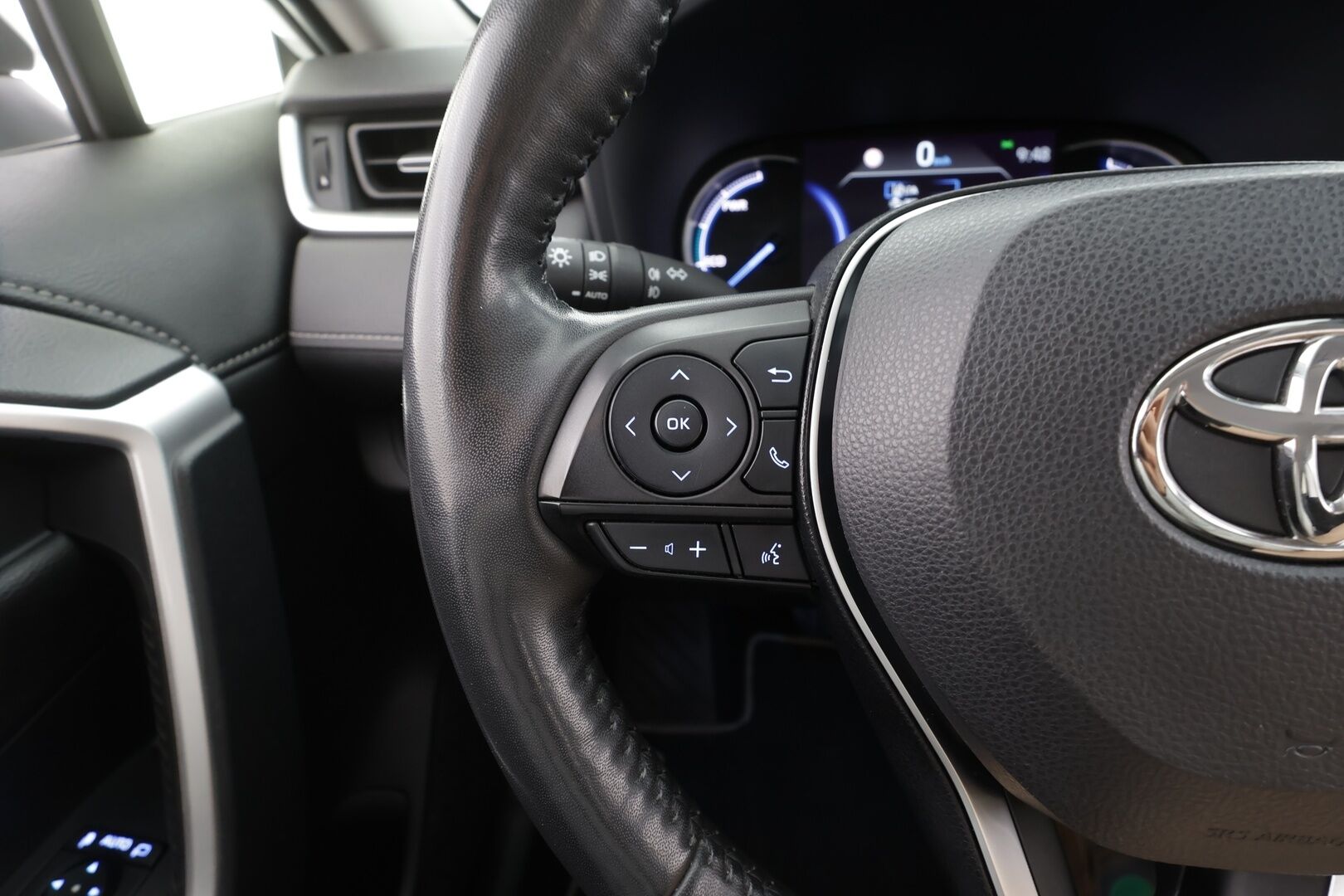 Toyota RAV4 2022 2,5 Hybrid AWD-i Premium - | ACC | Koukku | Lohko+Sisä | P.Kamera | Muistipenkki | LED | Nahat | Sähköluukku | Ratinlämmitin | Apple&Android | Keyless | ALV | Kahdet renkaat aluvanteilla | 