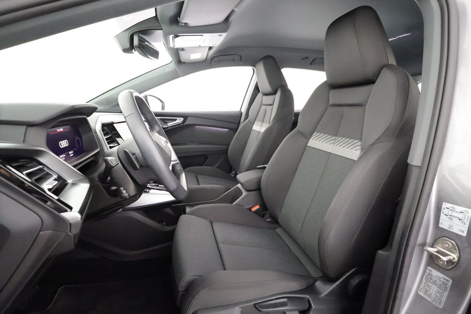 Audi Q4 e-tron 2023 45 e-tron quattro * ILP / Koukku / ACC / Matrix-LED / P.Kamera / Sportpenkit / Navi / Kaistavahti * - 1-om Suomi-auto / Kahdet renkaat aluvanteilla / 2x Latauskaapelit / Merkkihuollot