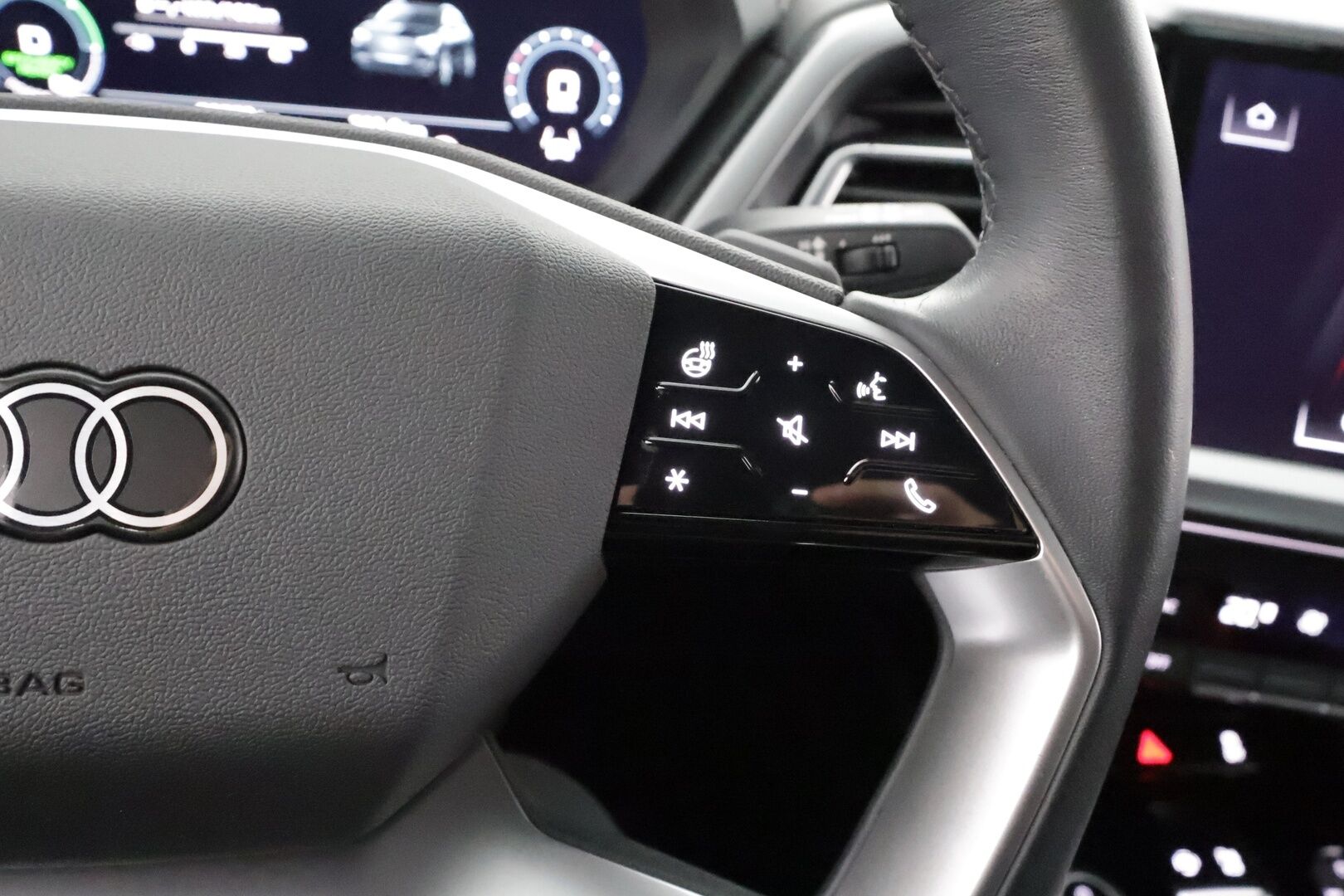 Audi Q4 e-tron 2023 45 e-tron quattro * ILP / Koukku / ACC / Matrix-LED / P.Kamera / Sportpenkit / Navi / Kaistavahti * - 1-om Suomi-auto / Kahdet renkaat aluvanteilla / 2x Latauskaapelit / Merkkihuollot