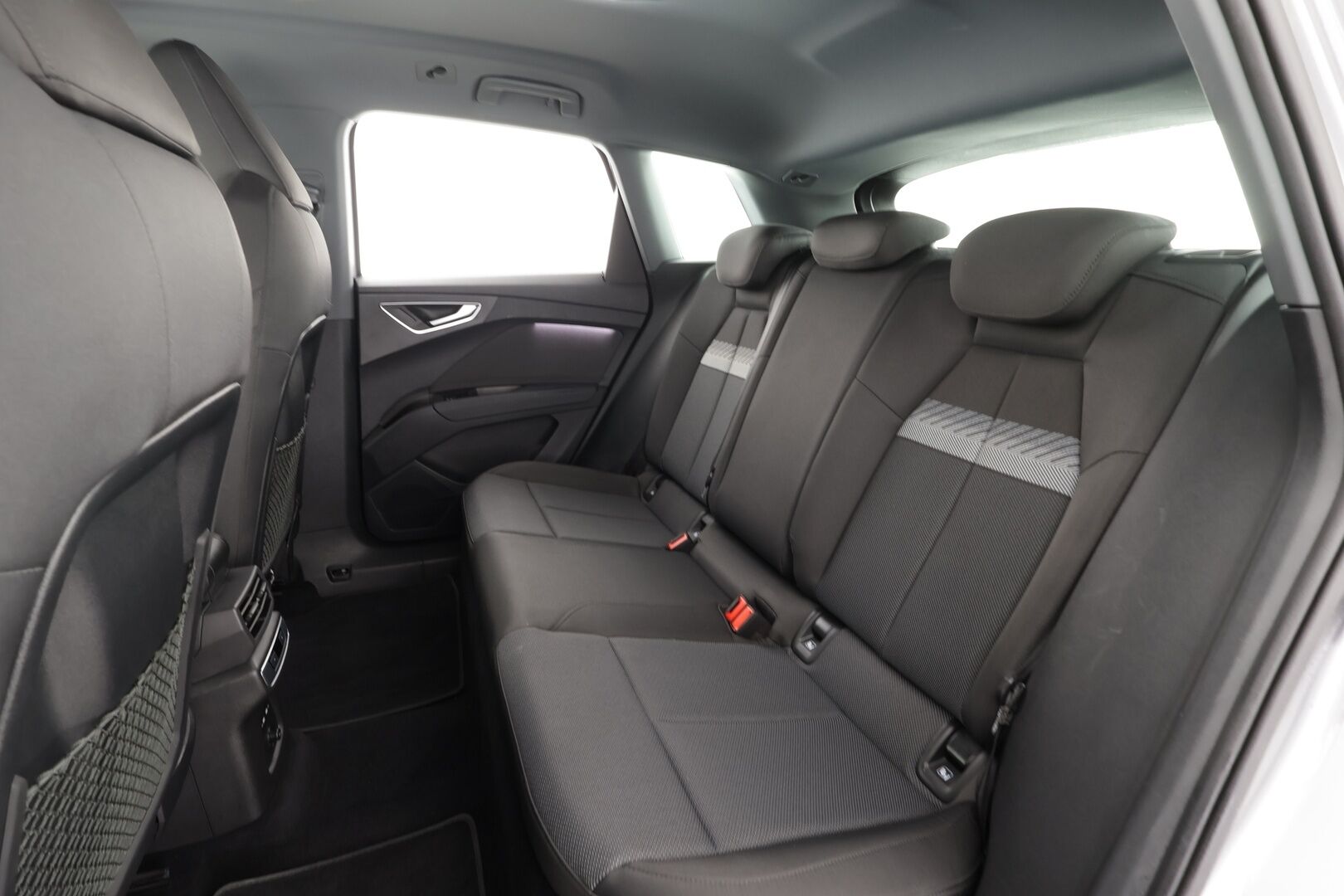 Audi Q4 e-tron 2023 45 e-tron quattro * ILP / Koukku / ACC / Matrix-LED / P.Kamera / Sportpenkit / Navi / Kaistavahti * - 1-om Suomi-auto / Kahdet renkaat aluvanteilla / 2x Latauskaapelit / Merkkihuollot