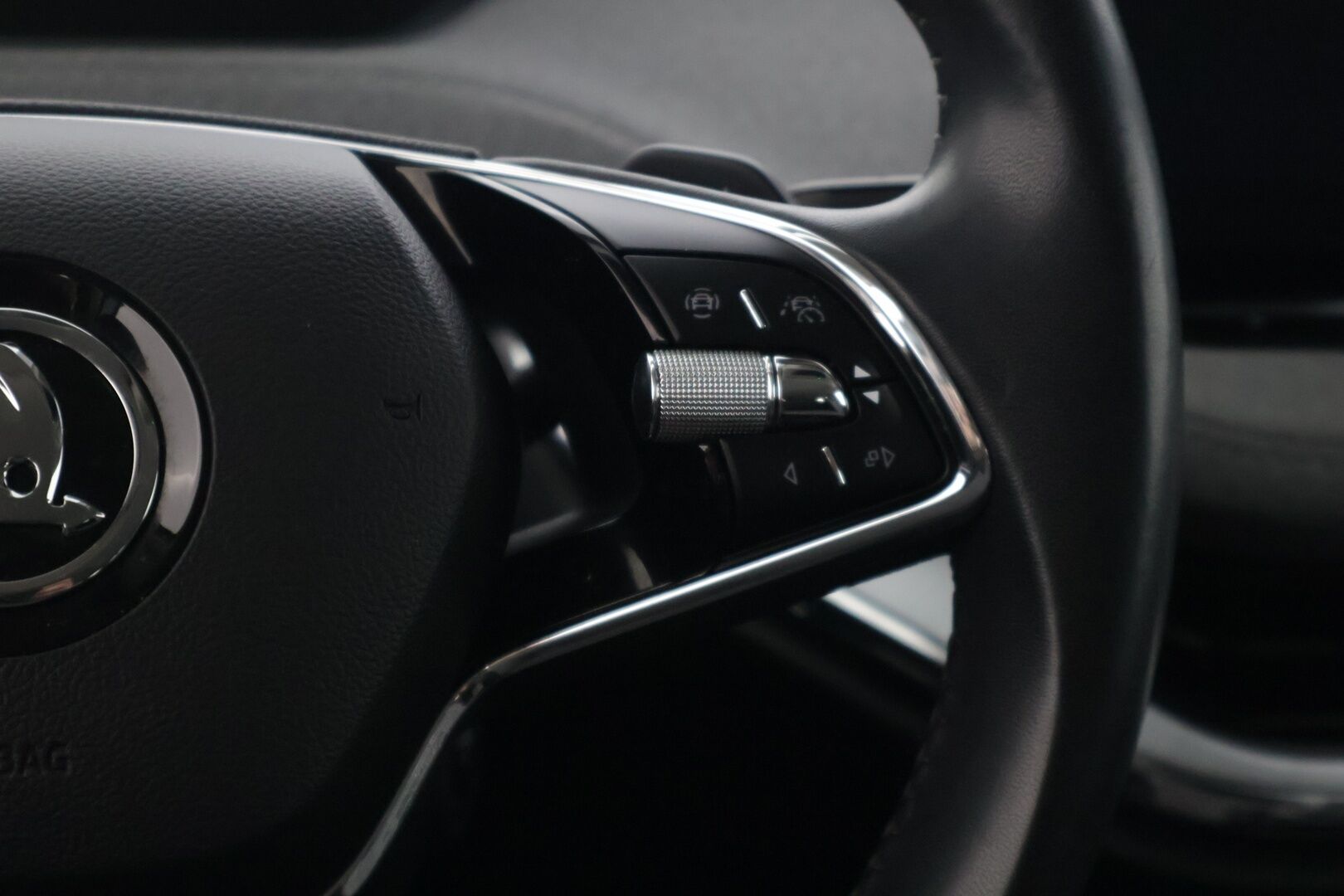 Skoda Enyaq 2023 80 iV - | ACC | ILP | Keylessgo | P-kamera | 2-om Suomi-auto | Apple&Android carplay | Merkkihuollot | Ratinlämmitin | LED | Puolinahat |