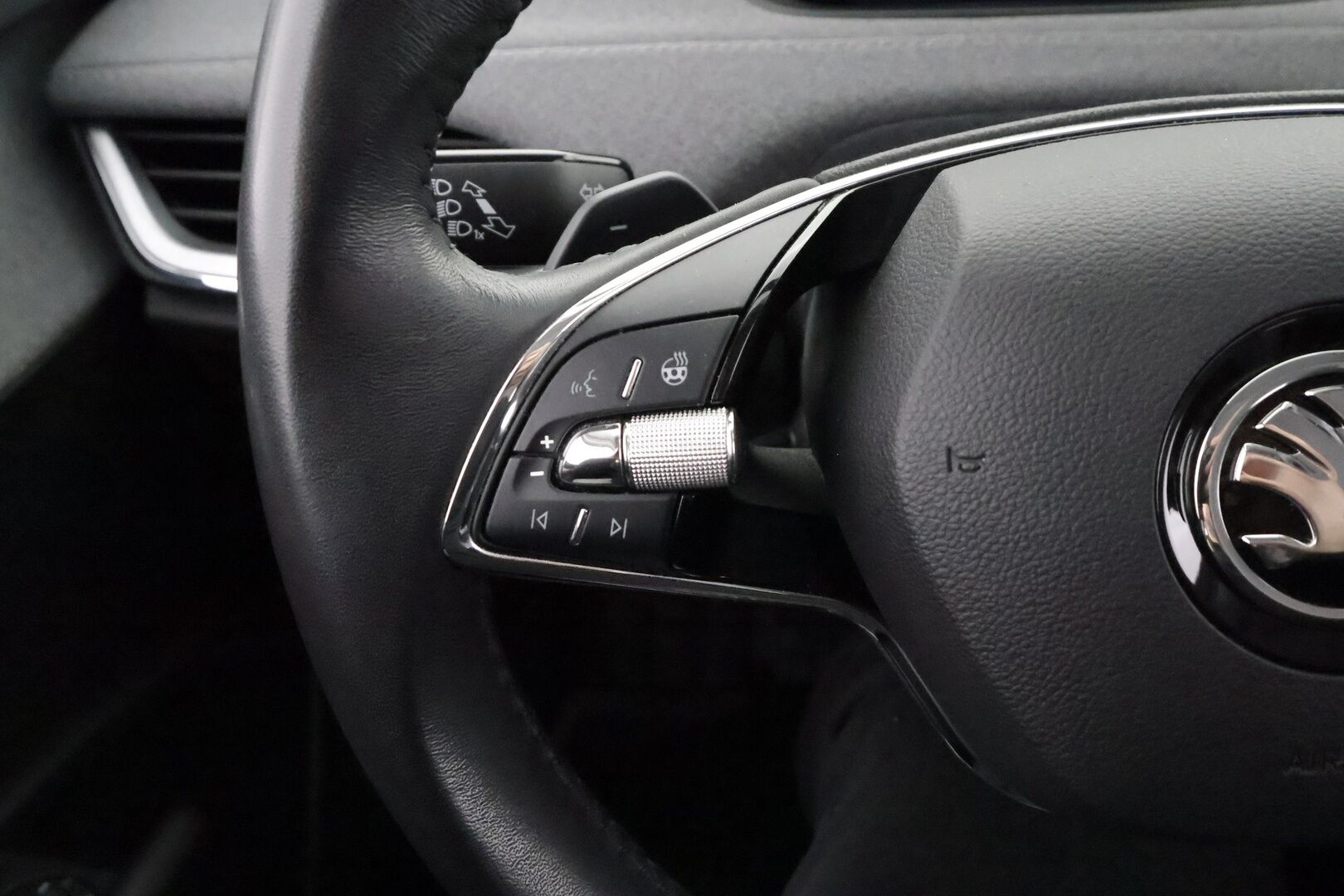 Skoda Enyaq 2023 80 Style iV - | ACC | ILP | Koukku | Canton | Muistipenkki | Matrix-LED | P.Kamera | Puolinahat | Ratinlämmitys | 1.Om Suomi-auto | Kahdet renkaat | Merkkihuollettu |