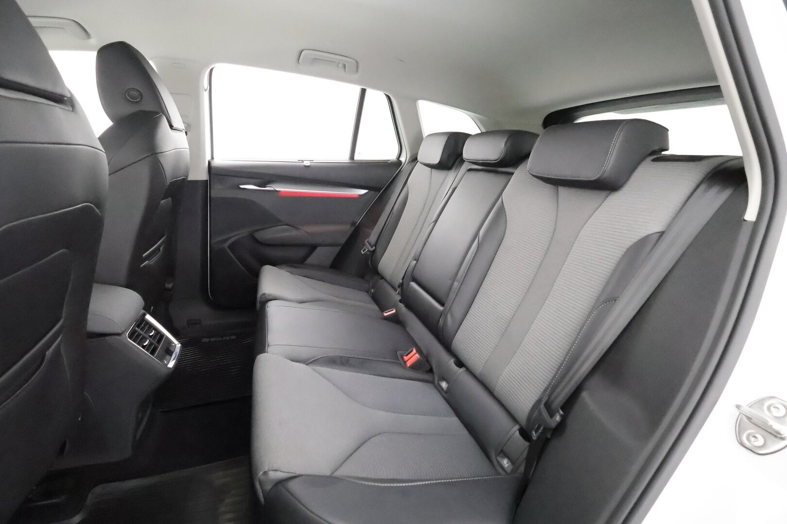 Skoda Enyaq 2023 80 Style iV - | ACC | ILP | Koukku | Canton | Muistipenkki | Matrix-LED | P.Kamera | Puolinahat | Ratinlämmitys | 1.Om Suomi-auto | Kahdet renkaat | Merkkihuollettu |