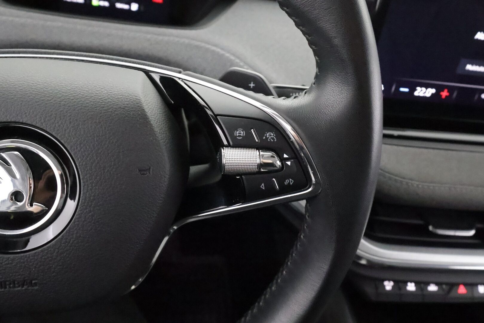 Skoda Enyaq 2023 80 Style iV - | ACC | ILP | Koukku | Canton | Muistipenkki | Matrix-LED | P.Kamera | Puolinahat | Ratinlämmitys | 1.Om Suomi-auto | Kahdet renkaat | Merkkihuollettu |